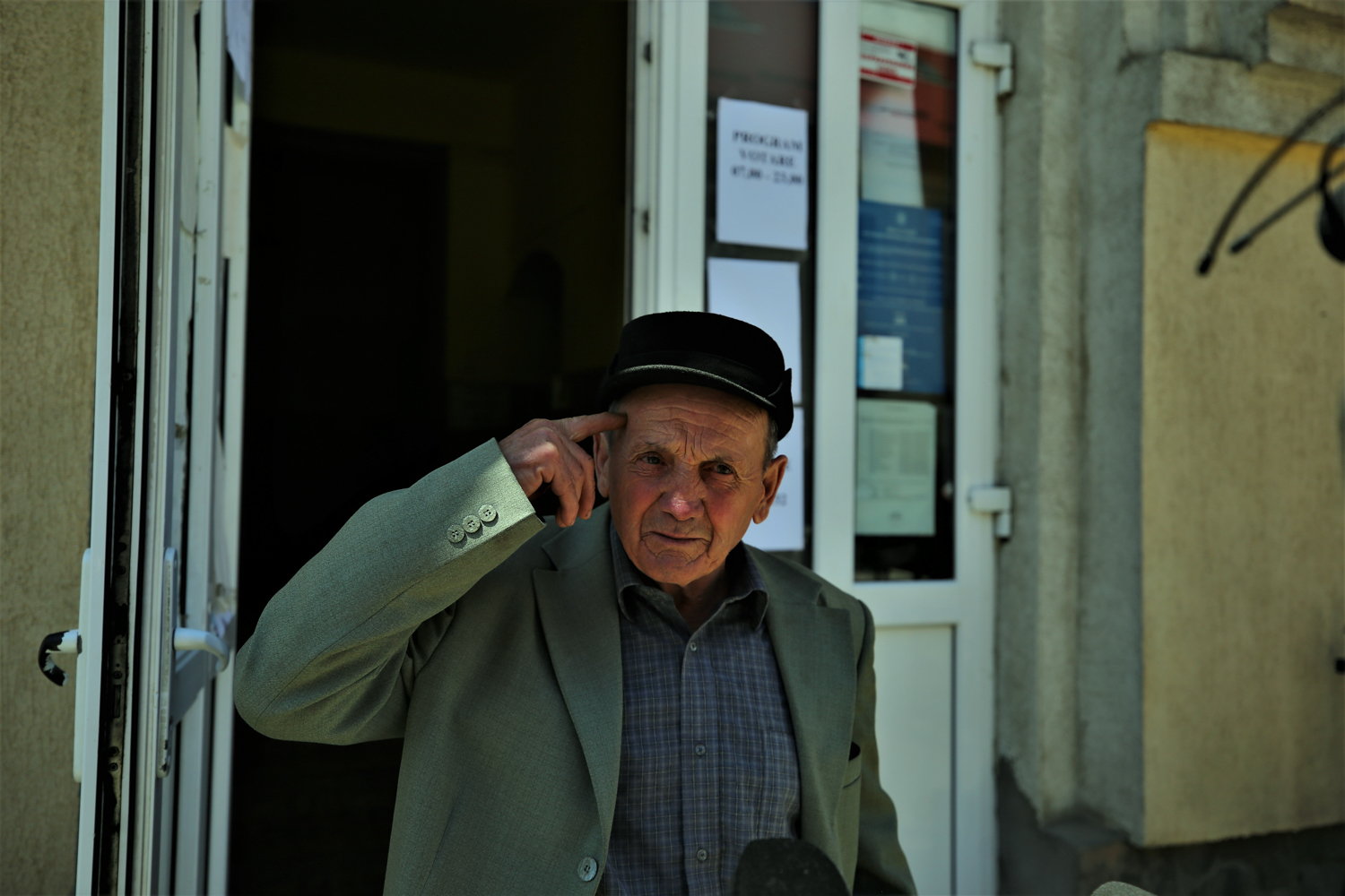 Reportaj | Premieră pentru democraţia din România. În comuna Dumbrăvița a fost referendum pentru demiterea primarului.  Nu a fost însă validat, din lipsă de cvorum