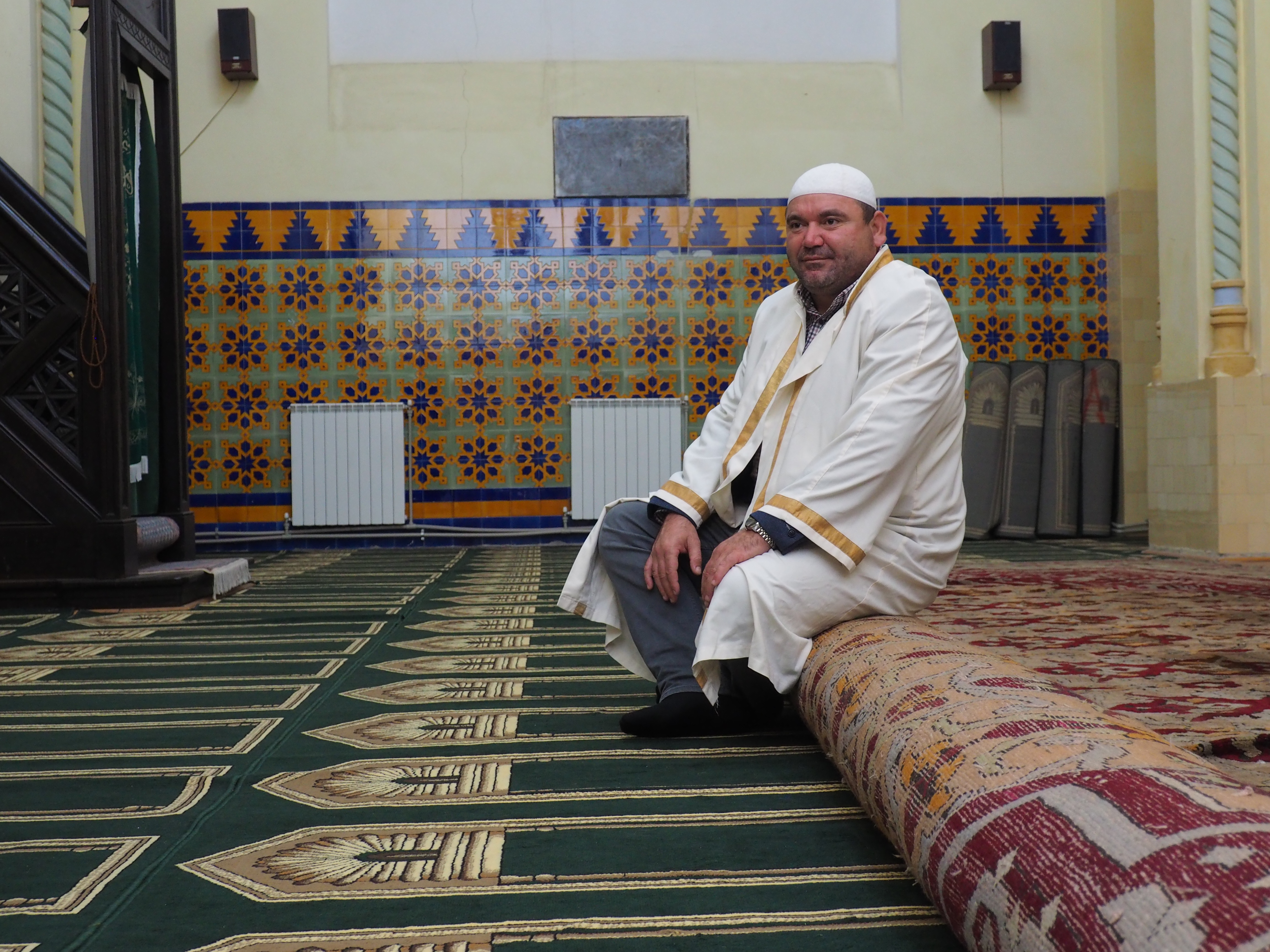 REPORTAJ: Cântărește jumătate de tonă și are aproape 200 de ani. Povestea covorului dăruit de un sultan și adus din Ada Kaleh în moscheea din Constanța/ VIDEO&FOTO