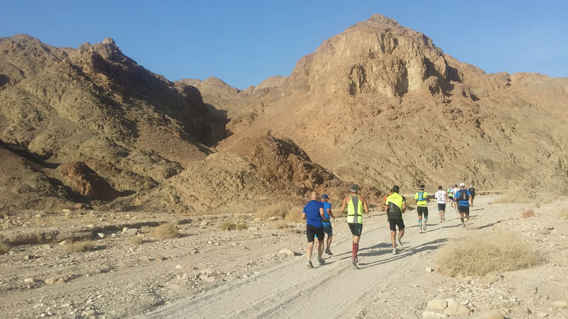 Cum să alergi într-un peisaj selenar? Mergi la maratonul Eilat, în Israel! / FOTO