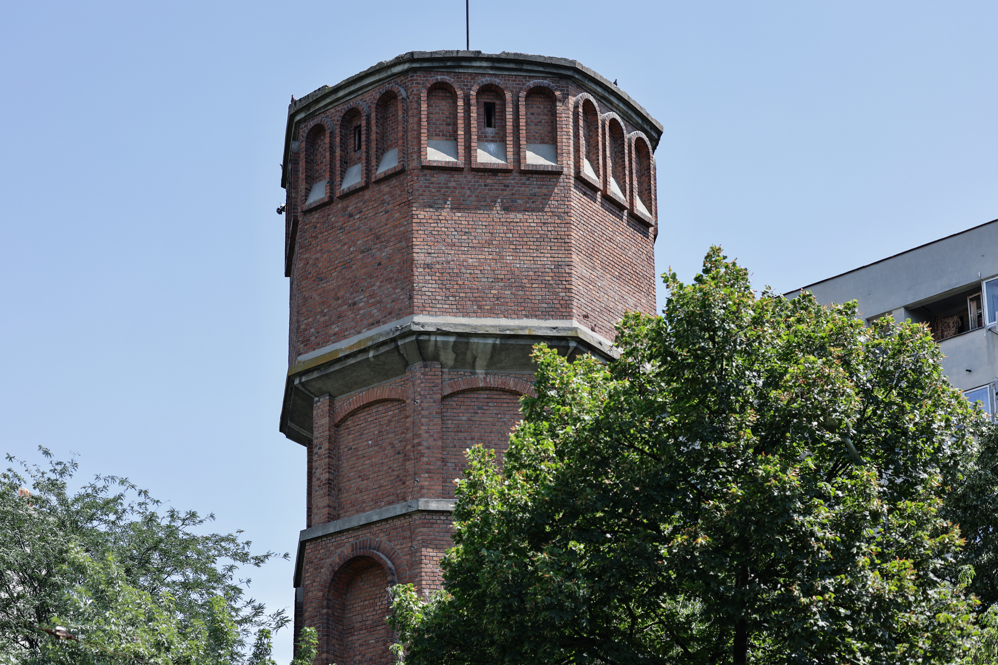 Un turn cu aspect medieval în mijlocul Bucureștiului. Povestea construcției care îi face pe trecători să se oprească din drum