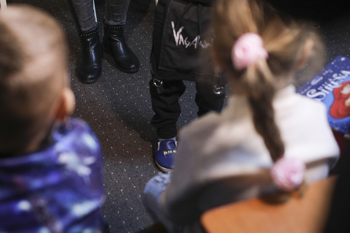 Copiii de la o grădiniță din Ialomița, puși să se descalțe ca să nu murdărească parchetul. Explicațiile educatoarei
