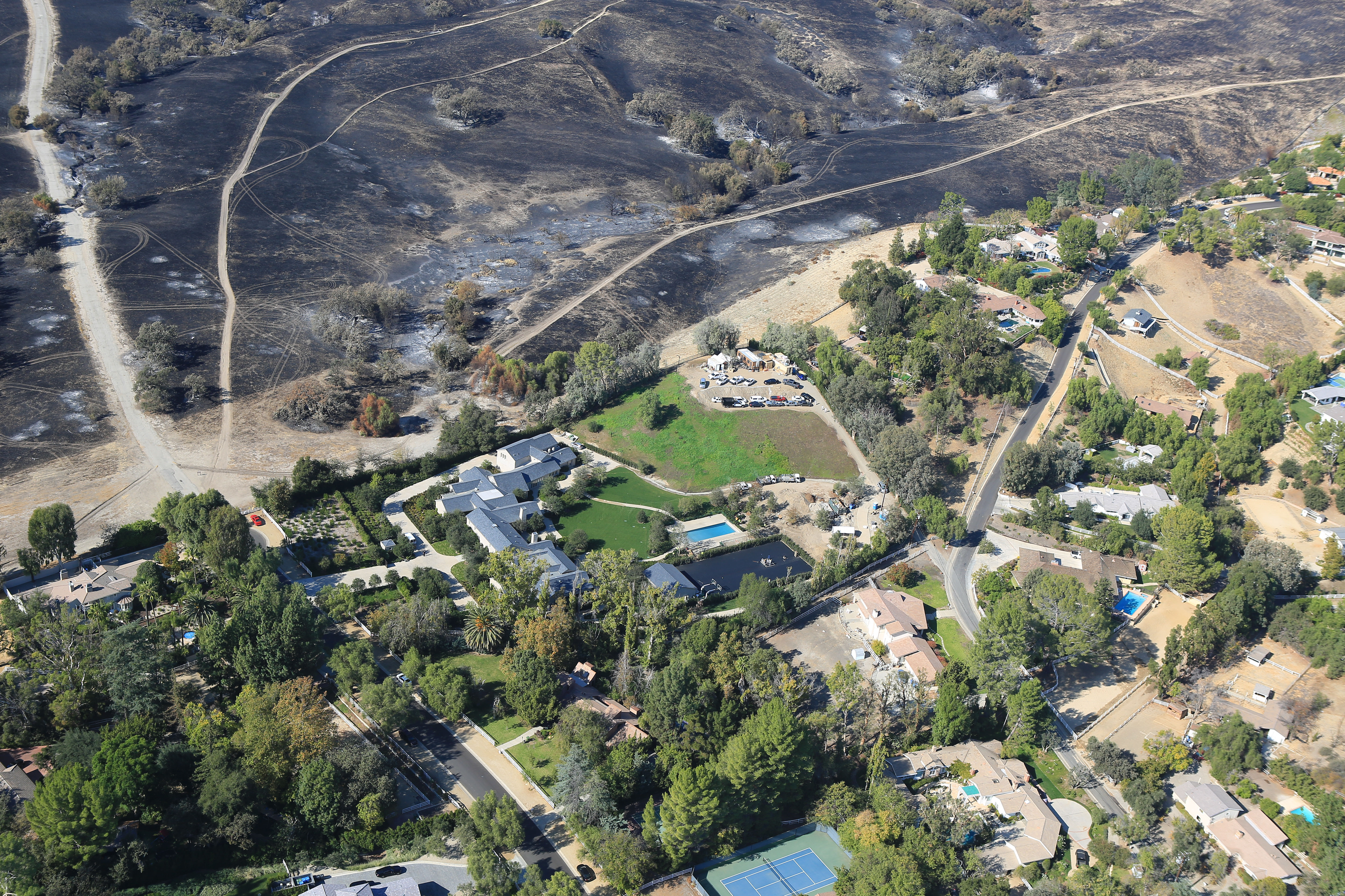 GALERIE FOTO - Cum arată vilele vedetelor care au plătit pompieri privați în timpul incendiilor din California