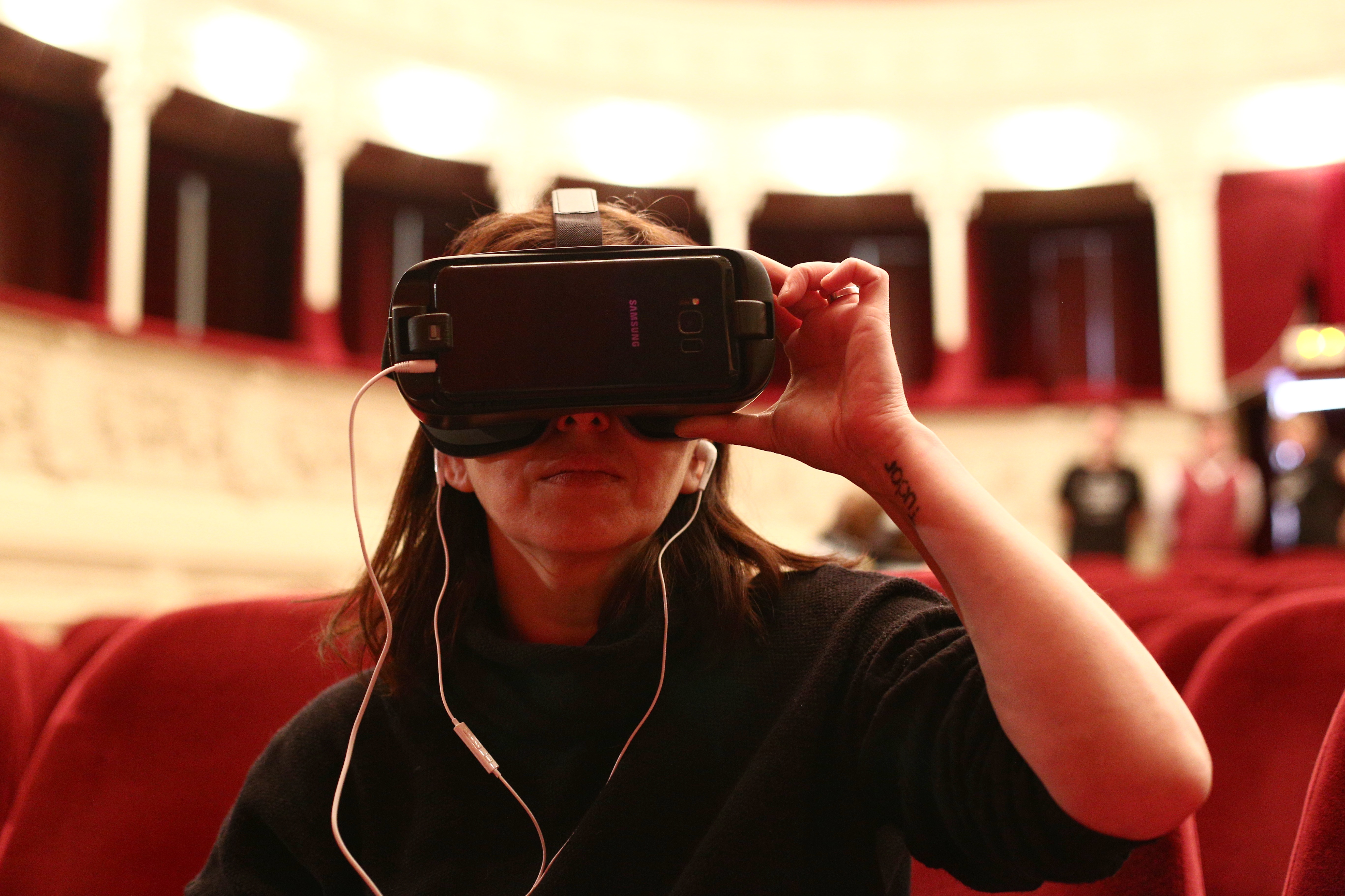 VIDEO/ Upgrade fascinant: Teatrul Odeon cu VR, căști neuronale și portrete digitale. Când tehnologia te poate duce și în... trecut