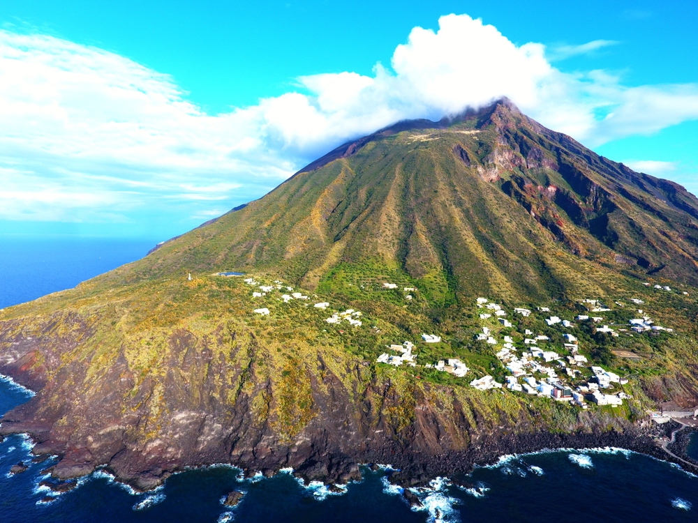 Vulcanul Stromboli din Italia – localizare, istoria erupțiilor, curiozități