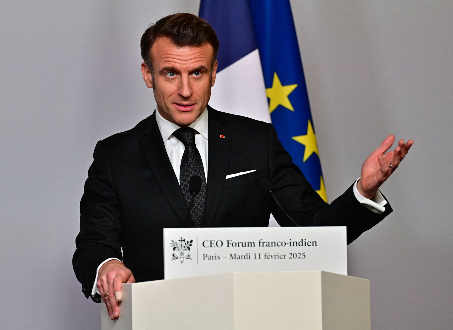 Cu ce parfum se dă Emmanuel Macron. Angajații îl simt înainte să apară la Palatul Élysée