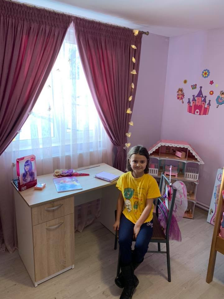 Roxana, fetița din Vaslui care își dorea doar "piure cu carne", a primit o casă de Crăciun / FOTO