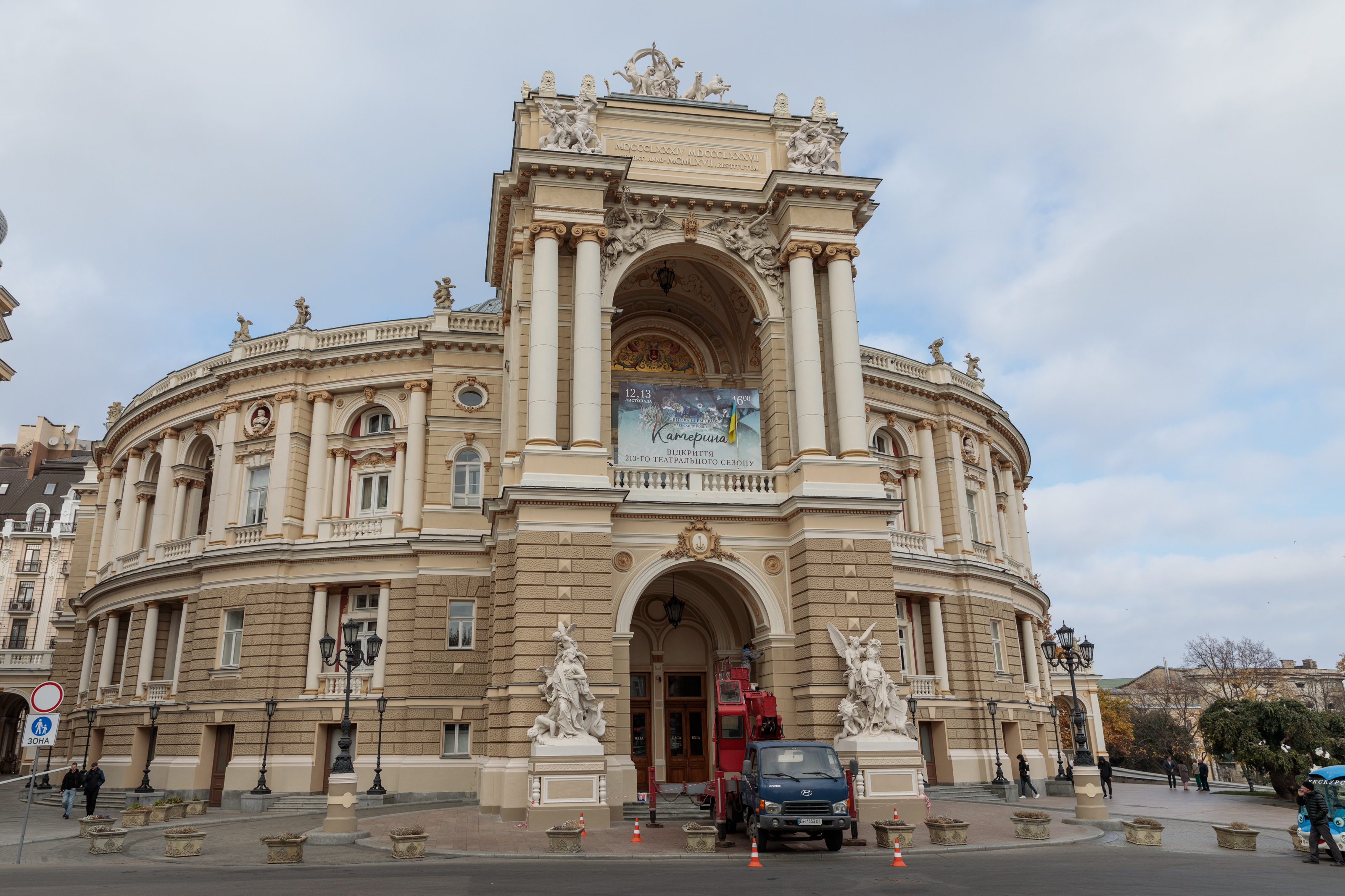 Am fost la un spectacol de operă la Odesa. Întârziat cu aproape o oră din cauza unei alarme de atac aerian, când artiștii și publicul au mers în adăpost 