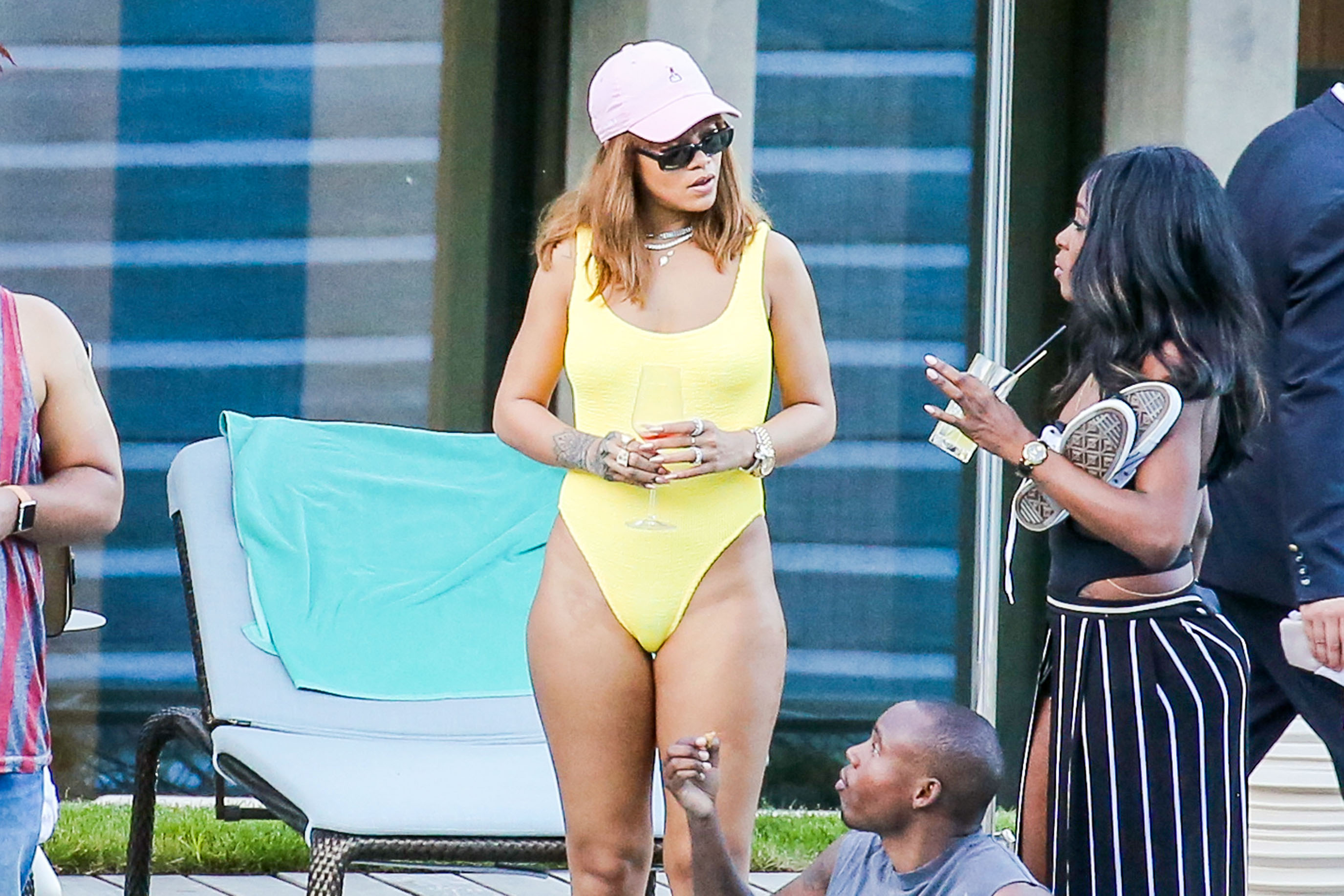 Rihanna, distracție la piscină înainte de concertul din București