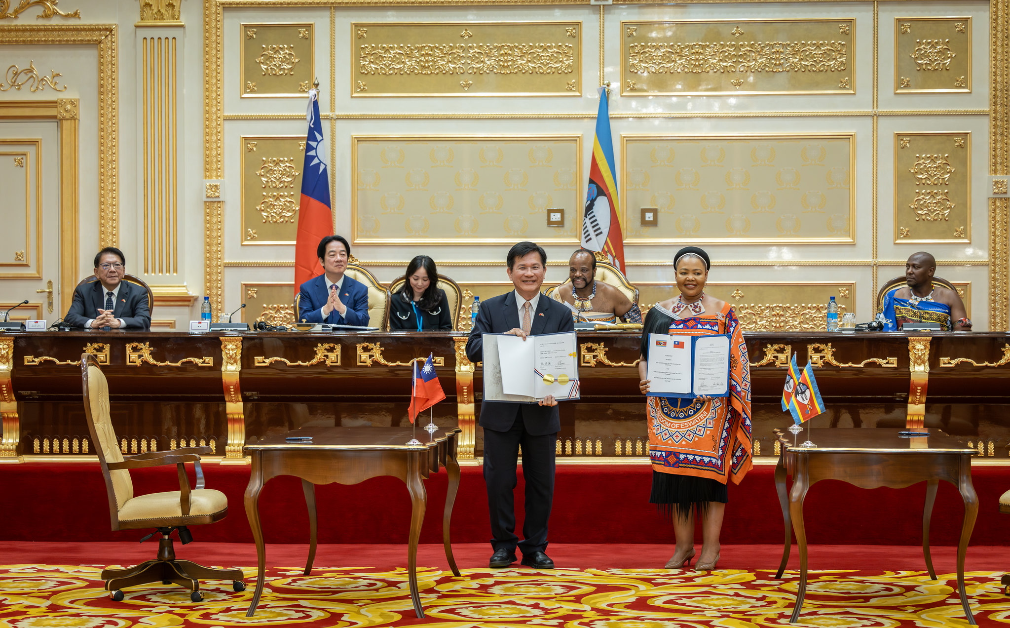 President Lai witnesses the signing ceremony for a customs mutual assistance agreement between the two nations' governments, as well as signs a joint communiqué [Image: Taiwan Presidential Office]