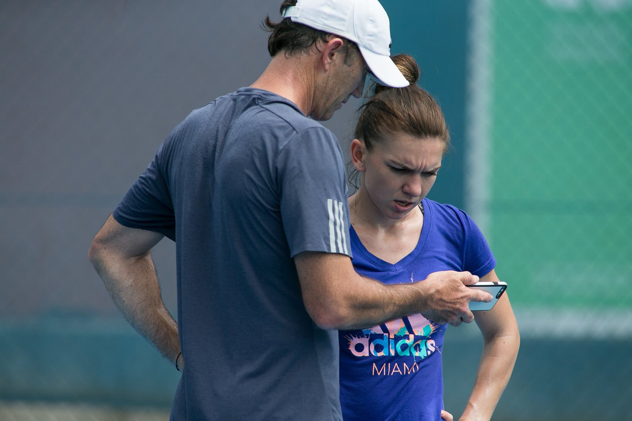 Simona Halep, strălucitoare la petrecerea jucătoarelor. La Sydney, sportiva a fost în formă și la ”Kids Day”, avându-l alături pe bulgarul Grigor Dimitrov, cel mai râvnit bărbat din circuit. Accidentarea care a făcut-o să abandoneze la Brisbane n-a trecut/ FOTO & VIDEO