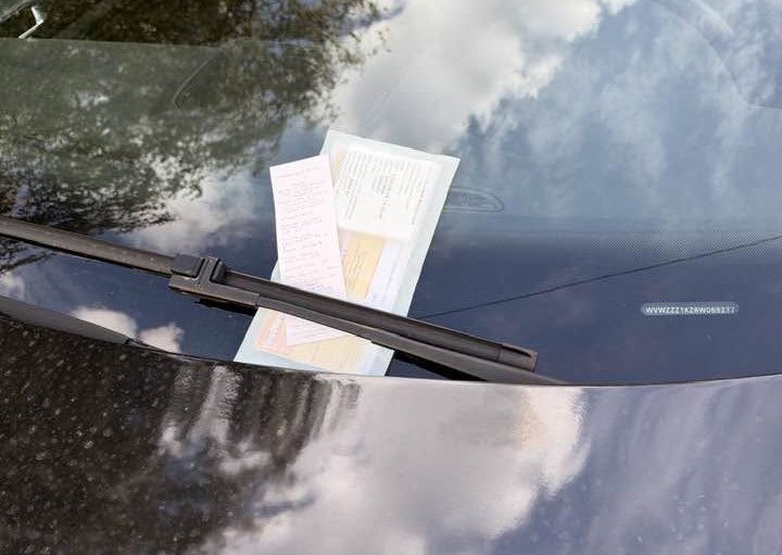 Hétköznapi hős: kisgyerekes anyukának vett parkolójegyet Adrián, hogy megmentse a büntetéstől