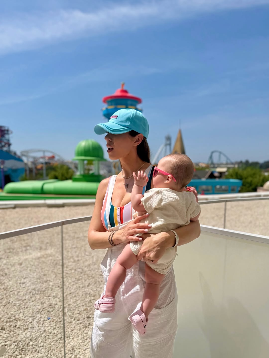 Imagini cu Roxana Nemeș și gemenii ei în vacanță, în Turcia. Cât costă sejurul la resortul de cinci stele din Antalya