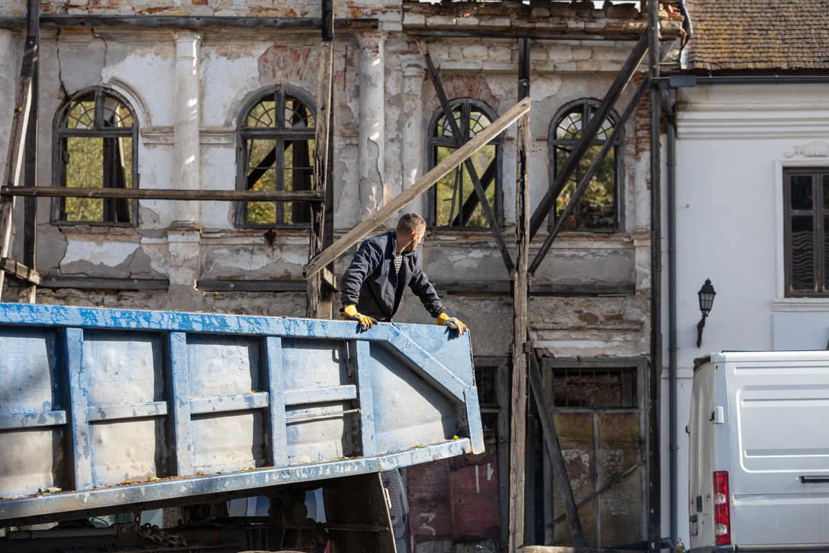 REPORTAJ. În Roșia Montană, pompierii scot apă din Tăul Mare, dar de secat, a secat încrederea oamenilor. Viceprimar: „N-avem un plan concret”