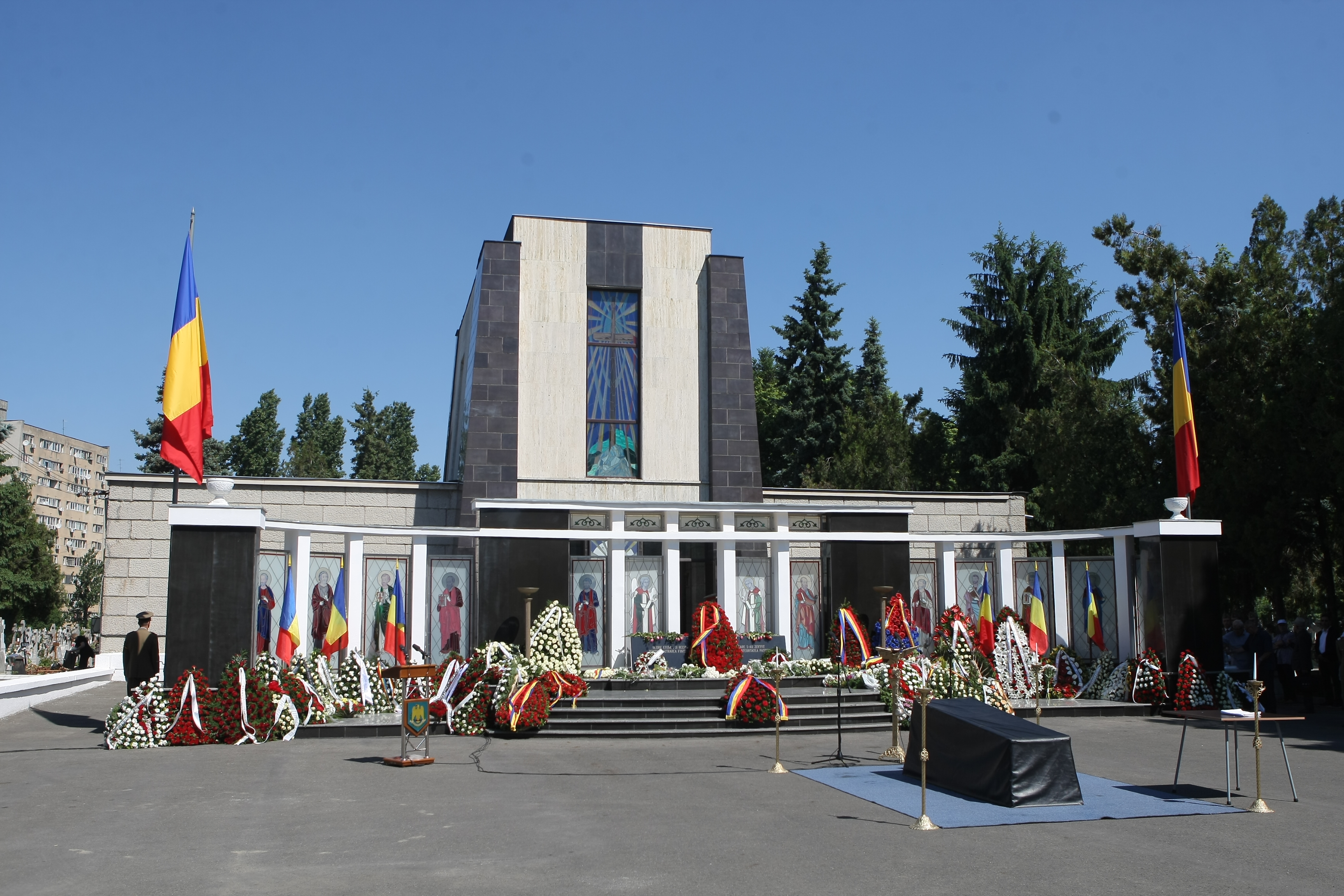 GALERIE FOTO&VIDEO/ Cristian Țopescu, înmormântat cu onoruri militare, la Cimitirul Ghencea Militar din București