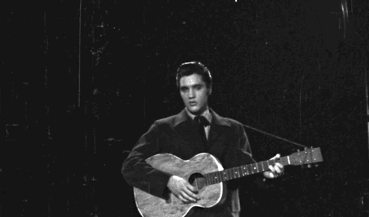 Imagini video necunoscute cu Elvis Presley, apărute după aproape 70 de ani. Filmare din 1956, când a înregistrat o melodie celebră