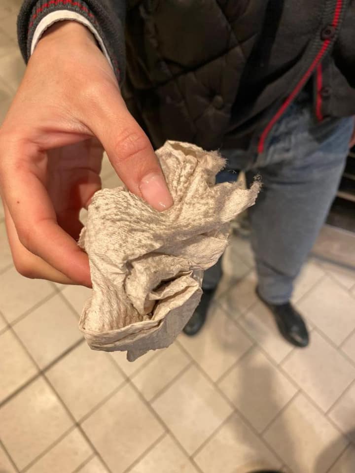 Produse expirate, mizerie și gândaci. Ce au găsit inspectorii ANPC în mai multe supermarketuri din Ploieşti
