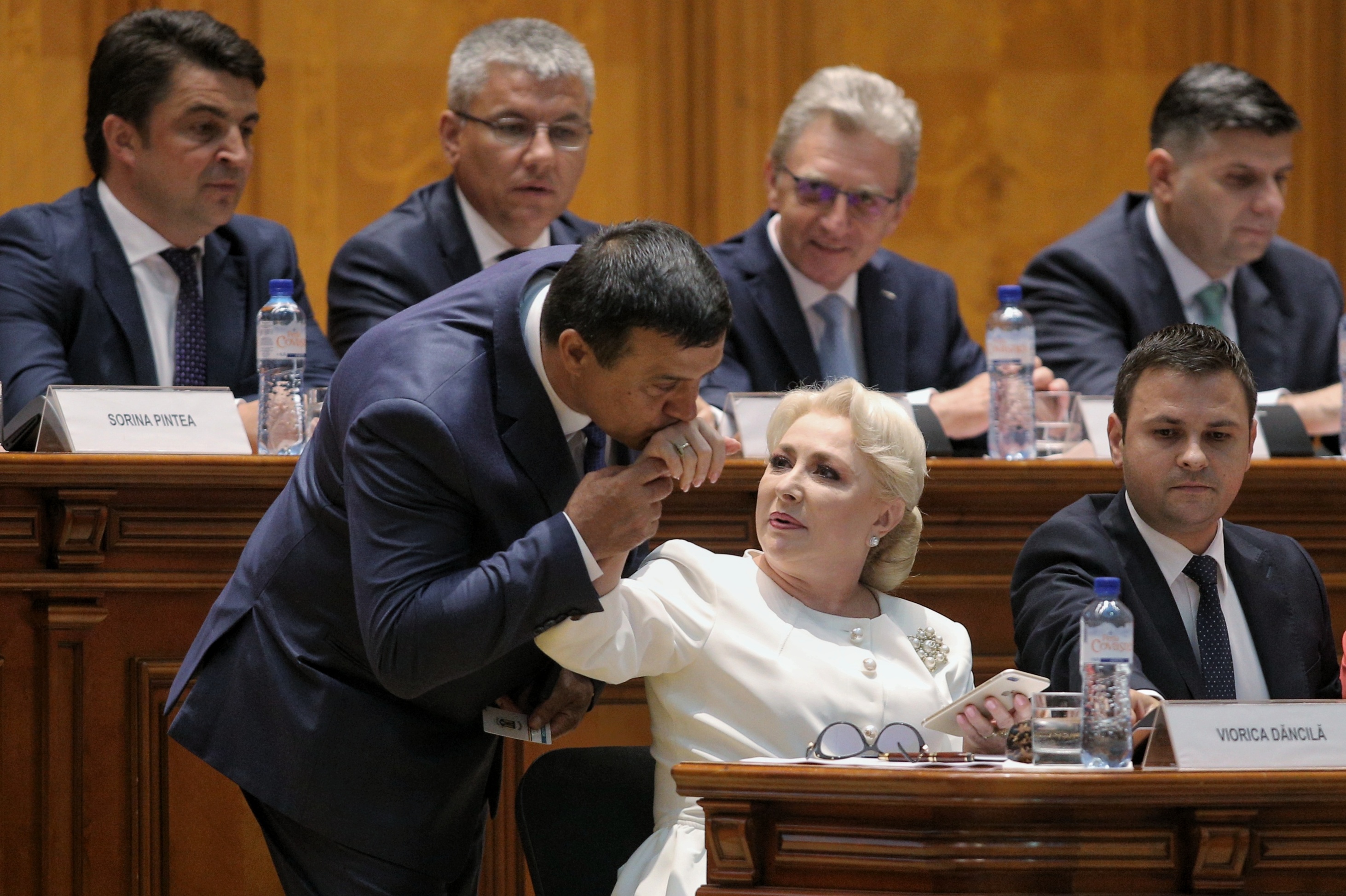 Cum s-a transformat Viorica Dăncilă într-un an și zece luni de mandat. Istoria în imagini a primei femei premier
