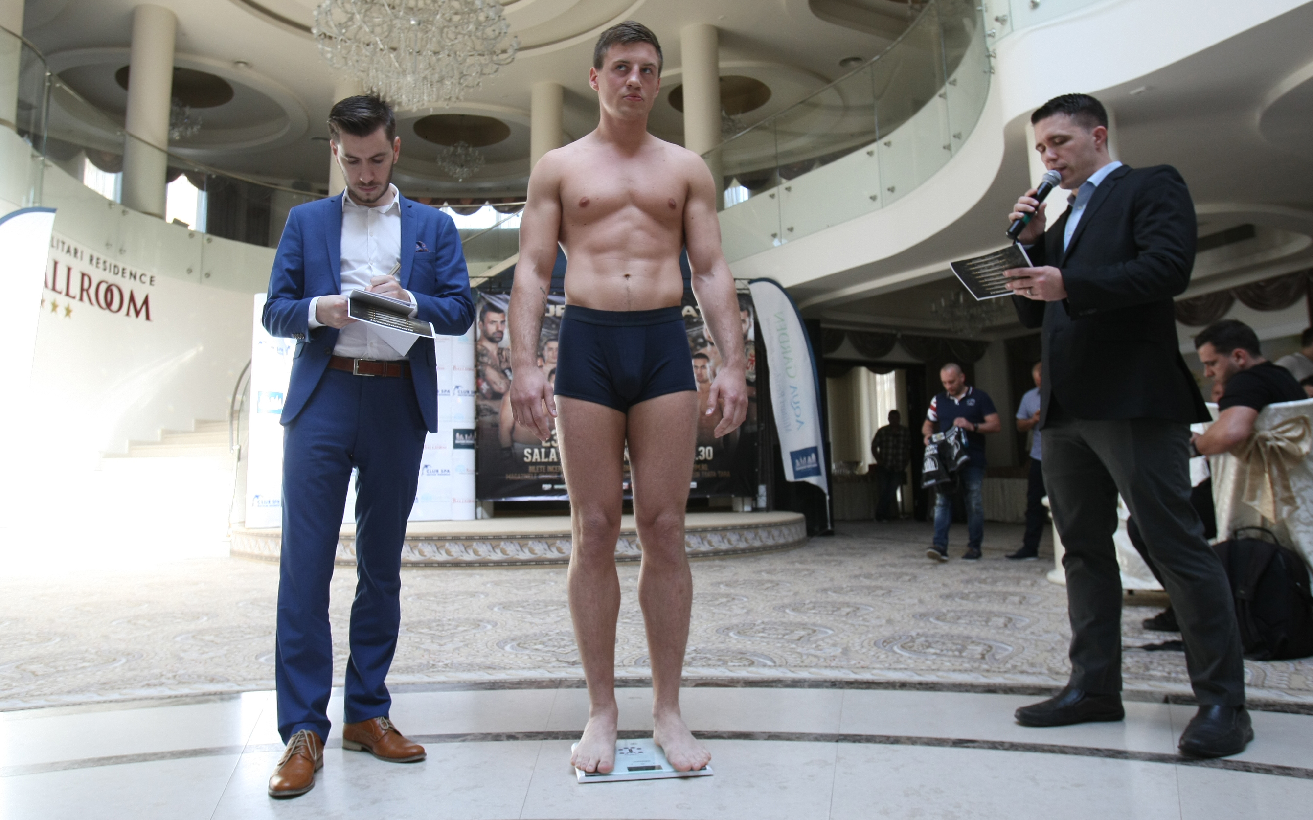 Luptătorii de la Superkombat București au trecut cu bine de proba cântarului oficial / GALERIE FOTO