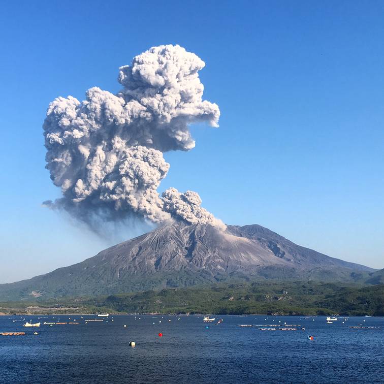 Vulcanul cu un lac de lavă de 396.240 de metri pătrați. Pericol uriaș pentru orașele din apropierea zonelor de erupție