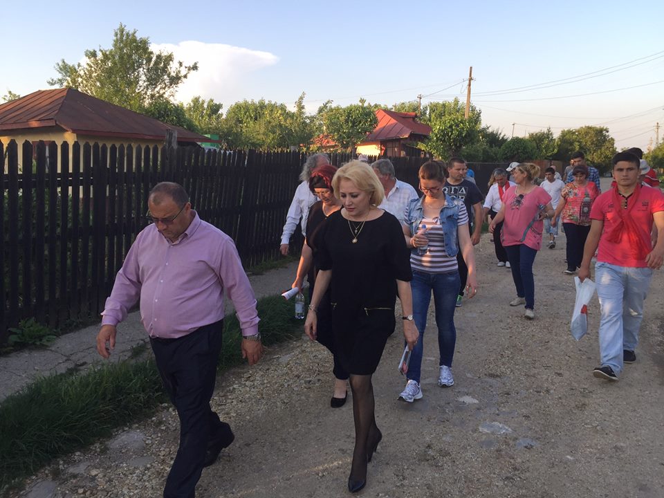 Atunci și Acum: Viorica Dăncilă, campanii pe tocuri, pe ulițele satului și iubitoare a portului tradițional