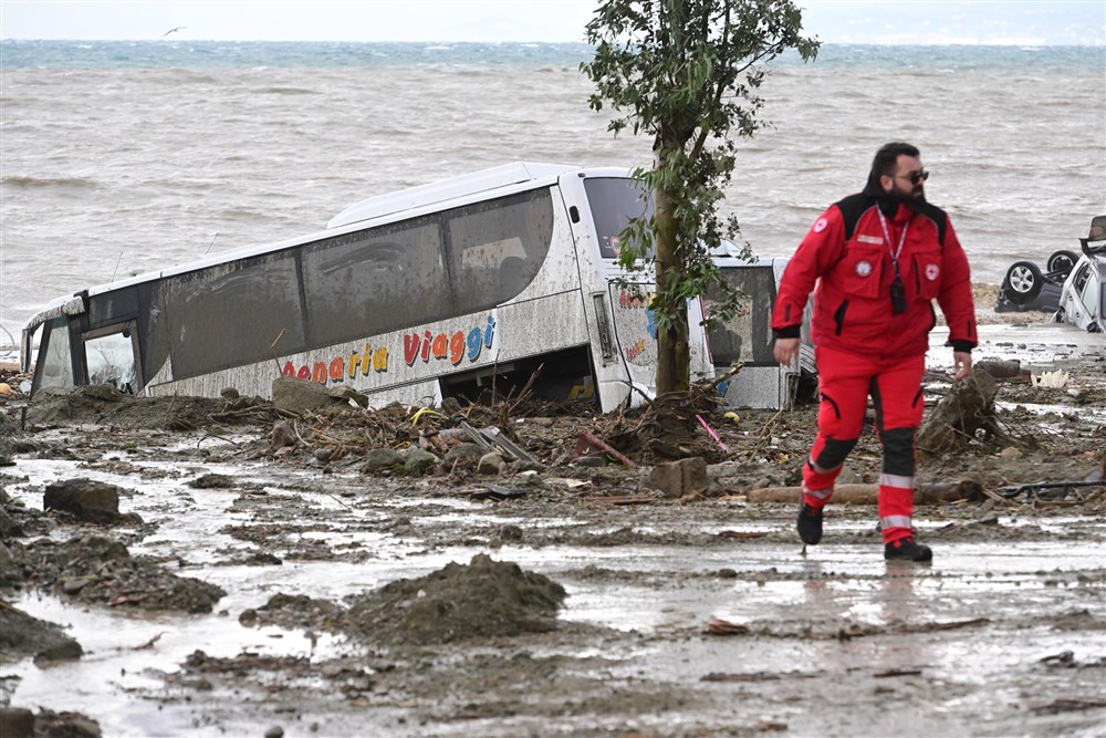 Alunecare masivă de teren pe insula italiană Ischia. O persoană a murit, 11 sunt date dispărute și zeci de case au fost înghițite de ape