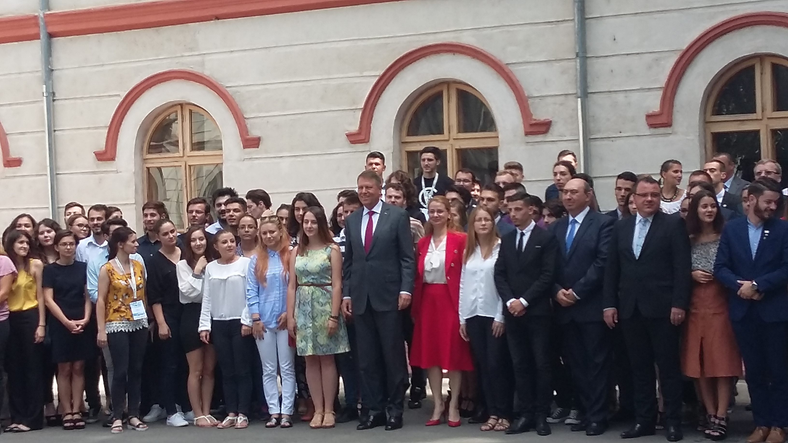 Klaus Iohannis, la Galați | I-a atacat pe plagiatorii din sistemul superior de învățământ, apoi a stat la selfie-uri cu studenții