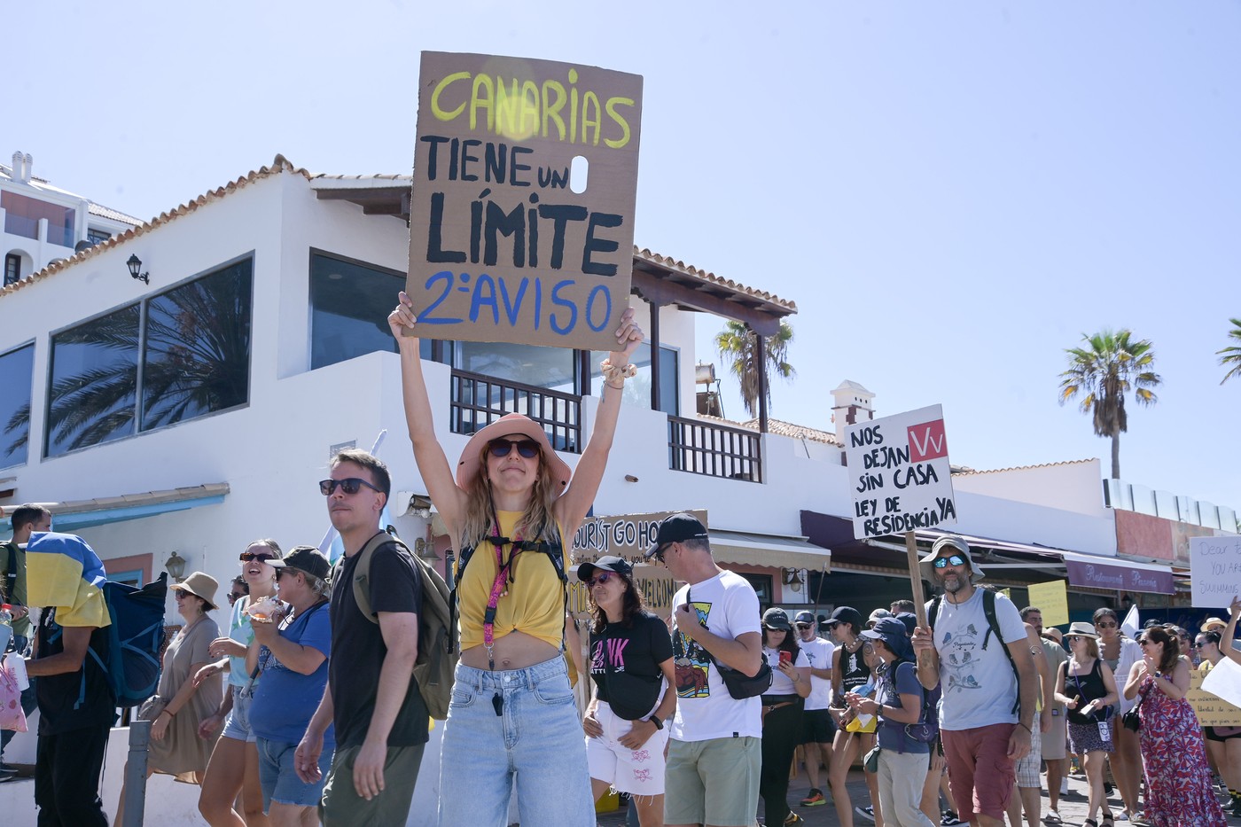 Turiștii străini din Tenerife, goniți de localnicii deranjați de turismul excesiv: „Nu avem paturi suficiente pentru toți" | VIDEO