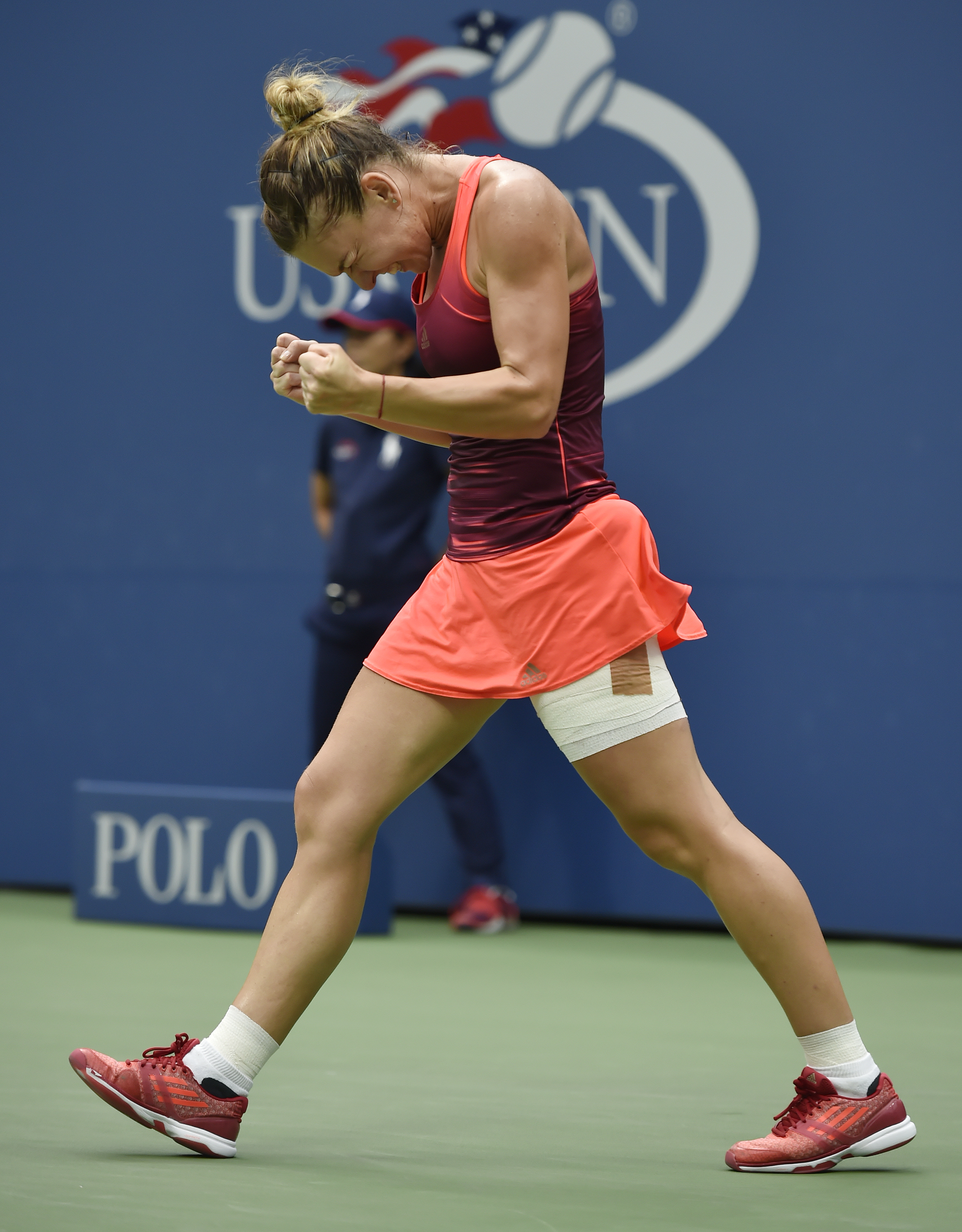 Superperformanţă realizată de Simona Halep, care a învins-o pe Victoria Azarenka, în trei seturi, şi s-a calificat în semifinalele de la US Open. Românca a condus ostilităţile în primul set, l-a cedat pe cel secund, dar a fost formidabilă în decisiv. Meciul a fost întrerupt o oră în ultimul act din cauza ploii. Simona a egalat performanţa Irinei Spârlea din 1997 / LIVE BLOG & SUPERGALERIE FOTO