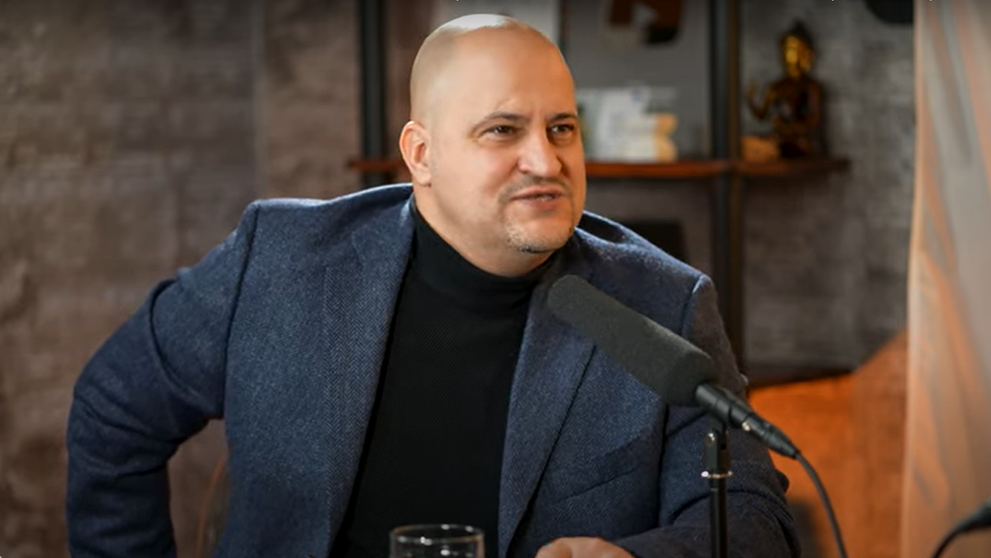 Șerban Huidu, criticat după ce a ironizat ispitele și concurentele de la Insula iubirii 2025: „Doamnele m-au făcut misogin”