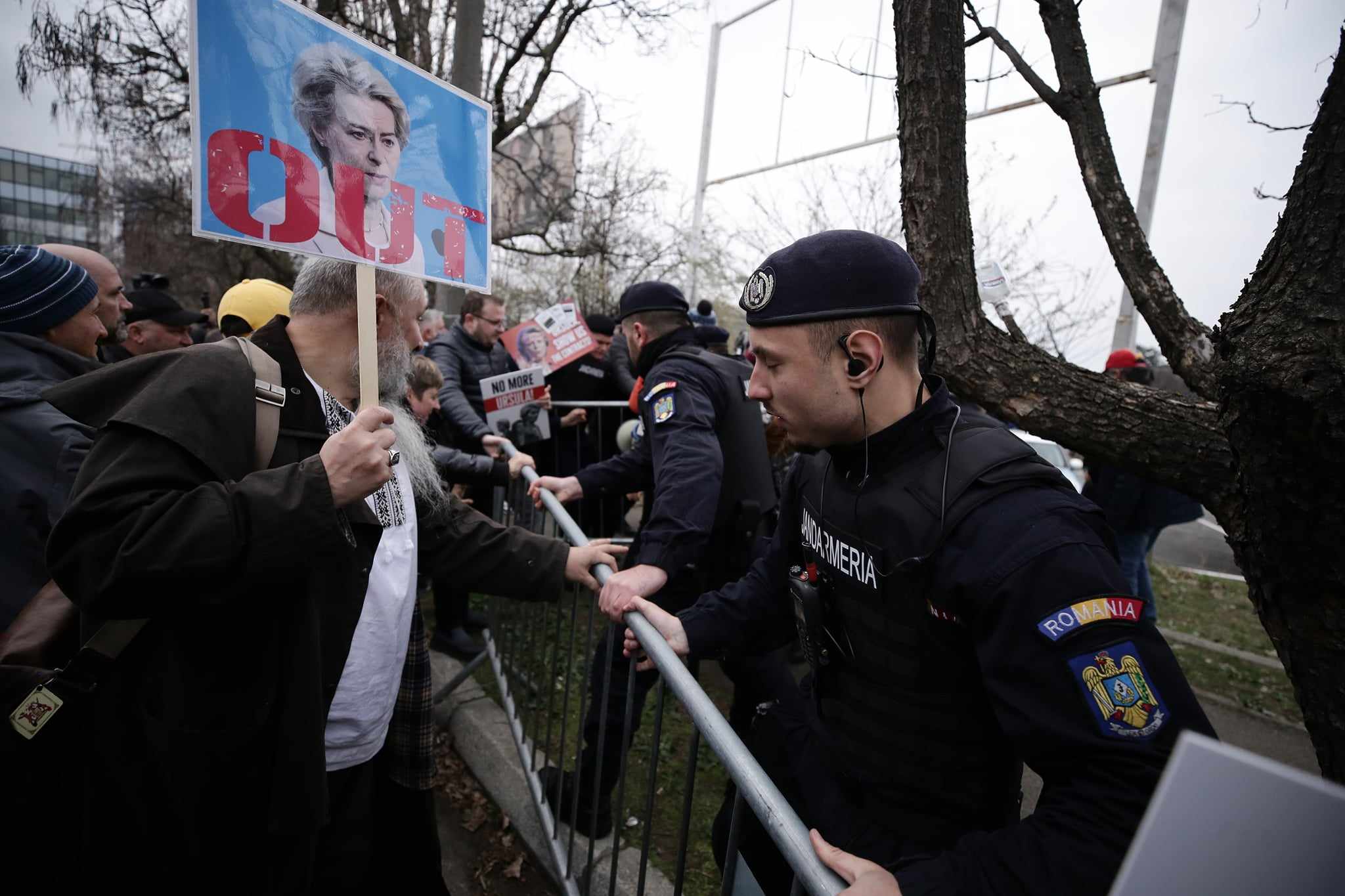 Protest AUR în timpul Congresului PPE de la București. Manifestanții s-au îmbrâncit cu jandarmii: „Ursula, nu uita, România nu te vrea!”