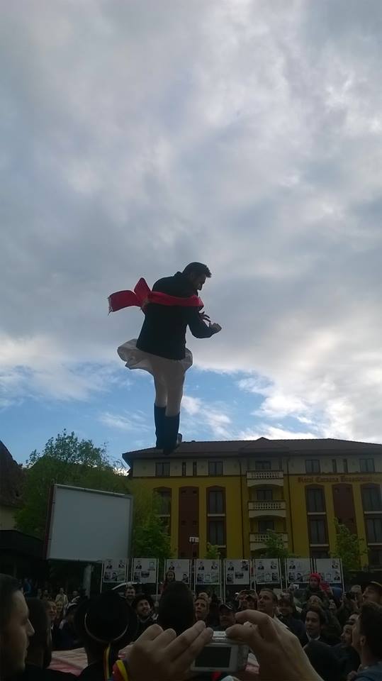 „Aruncarea în ţol”, respectată de grupul Junilor Tineri la Brașov | GALERIE FOTO