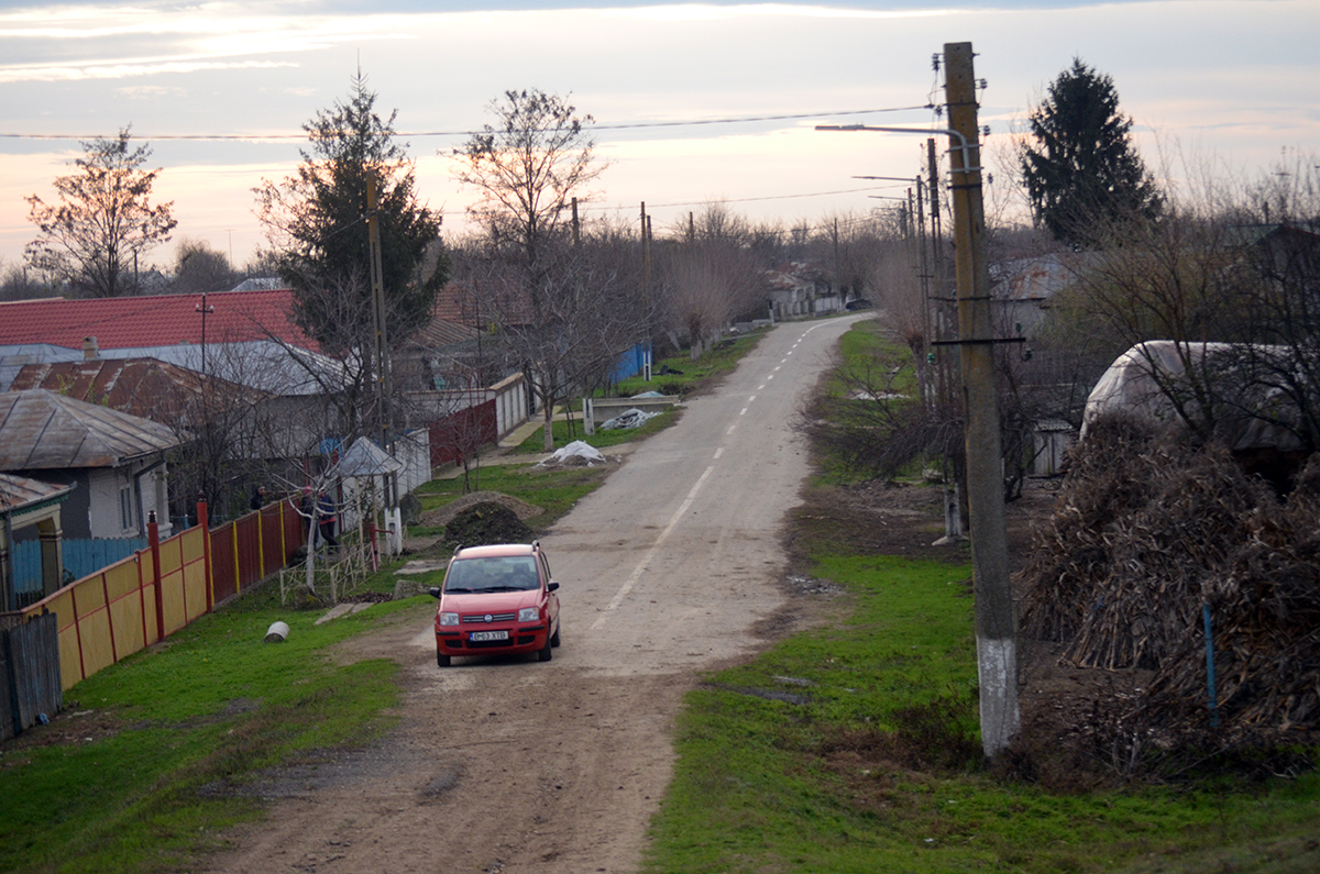 Nămoloasa, singurul sat rupt de județul lui, și filozofia lui nea Costică, bătrânul care locuiește unde se termină drumul. ”Și lumea, tată”
