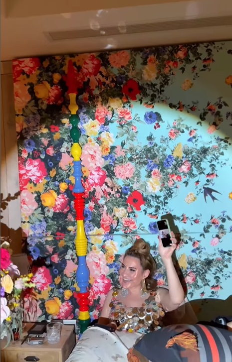 Imagini din casa Adinei Buzatu, care muncește de la 14 ani. Are un dormitor decorat extravagant, cu tapet, și un dressing spectaculos