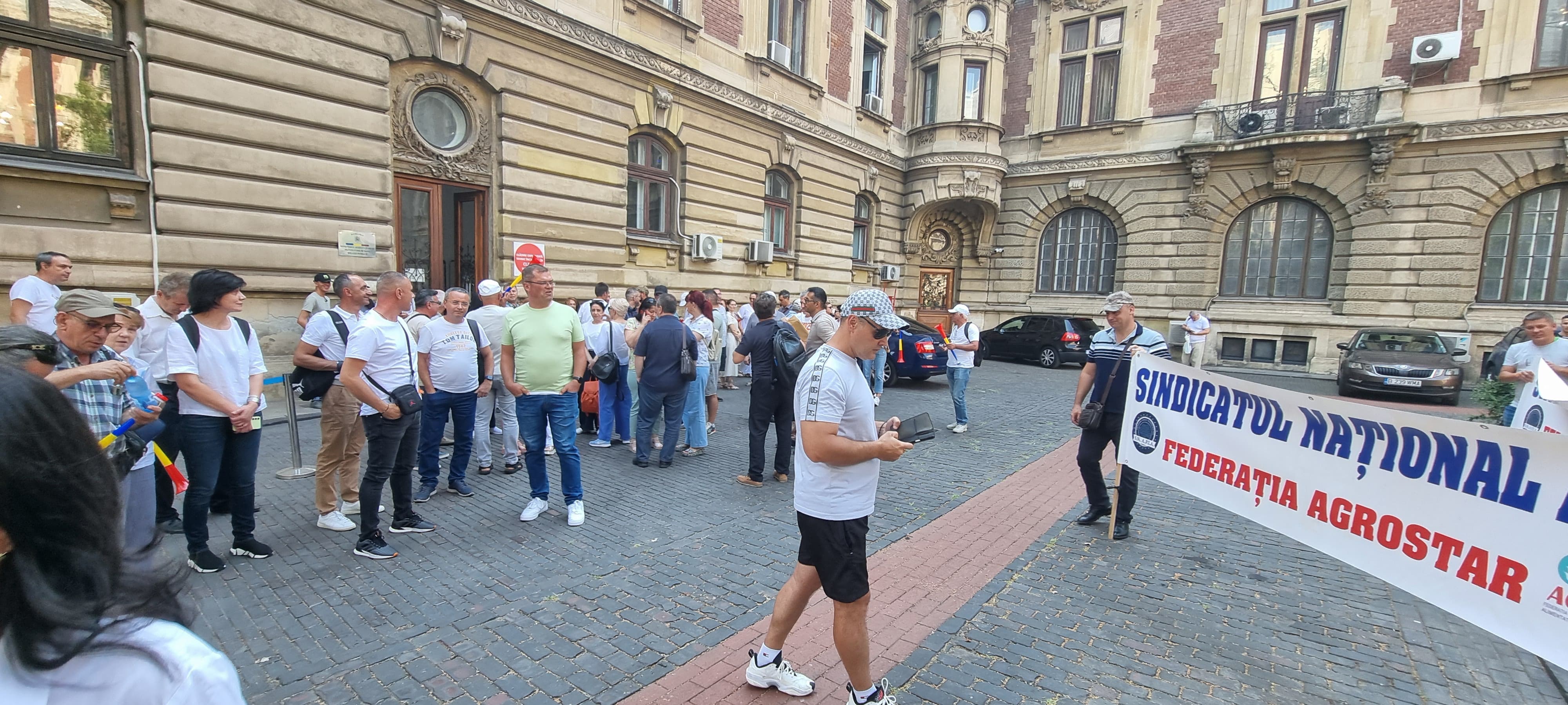 Profesorii și angajații din Sănătate protestează în fața Parlamentului chiar în ziua când Guvernul Bolojan își asumă măsurile de austeritate