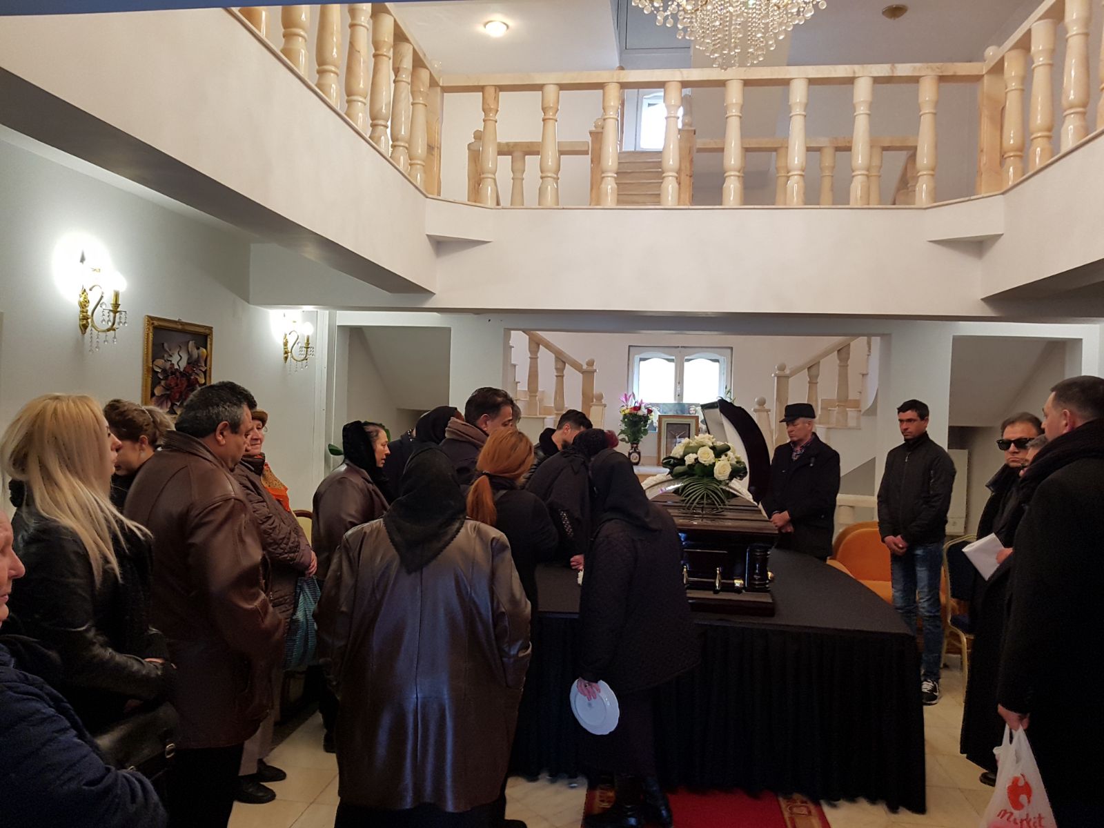 FOTO/ Liderul țiganilor din Moldova, înmormântat la Vaslui. La procesiune au fost mii de oameni, iar traficul a fost perturbat