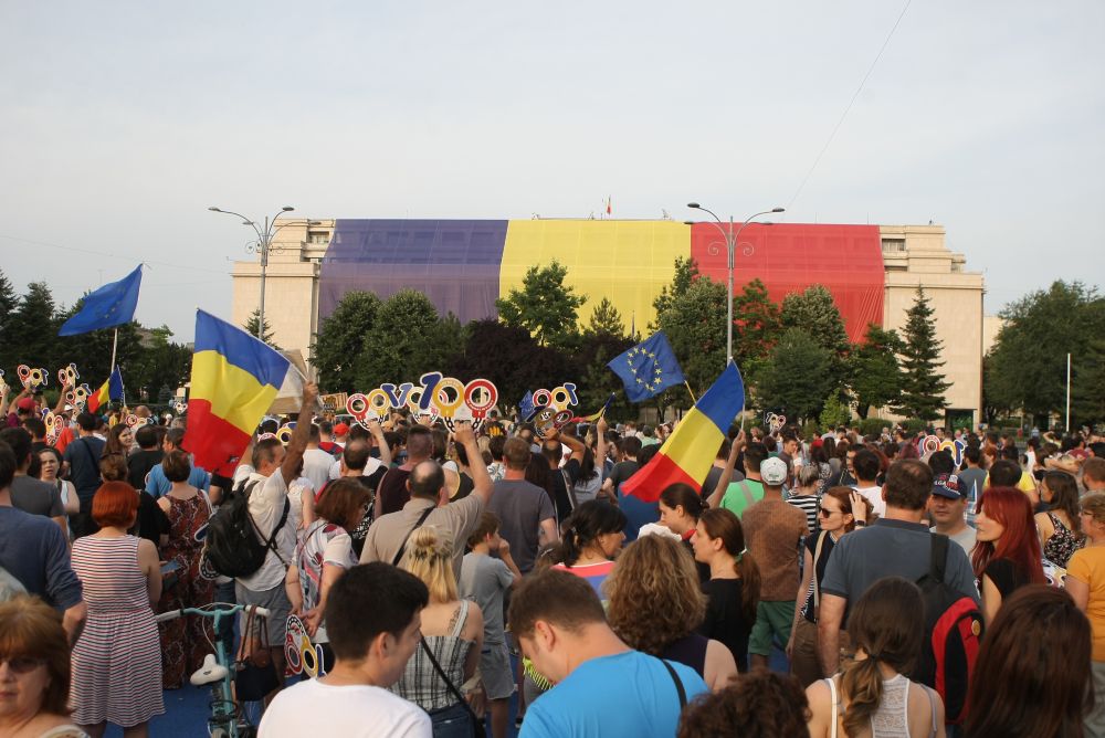 GALERIE FOTO/ Protest #Rezist, la o zi după mitingul PSD. Circa 1.000 de persoane sunt în Piața Victoriei