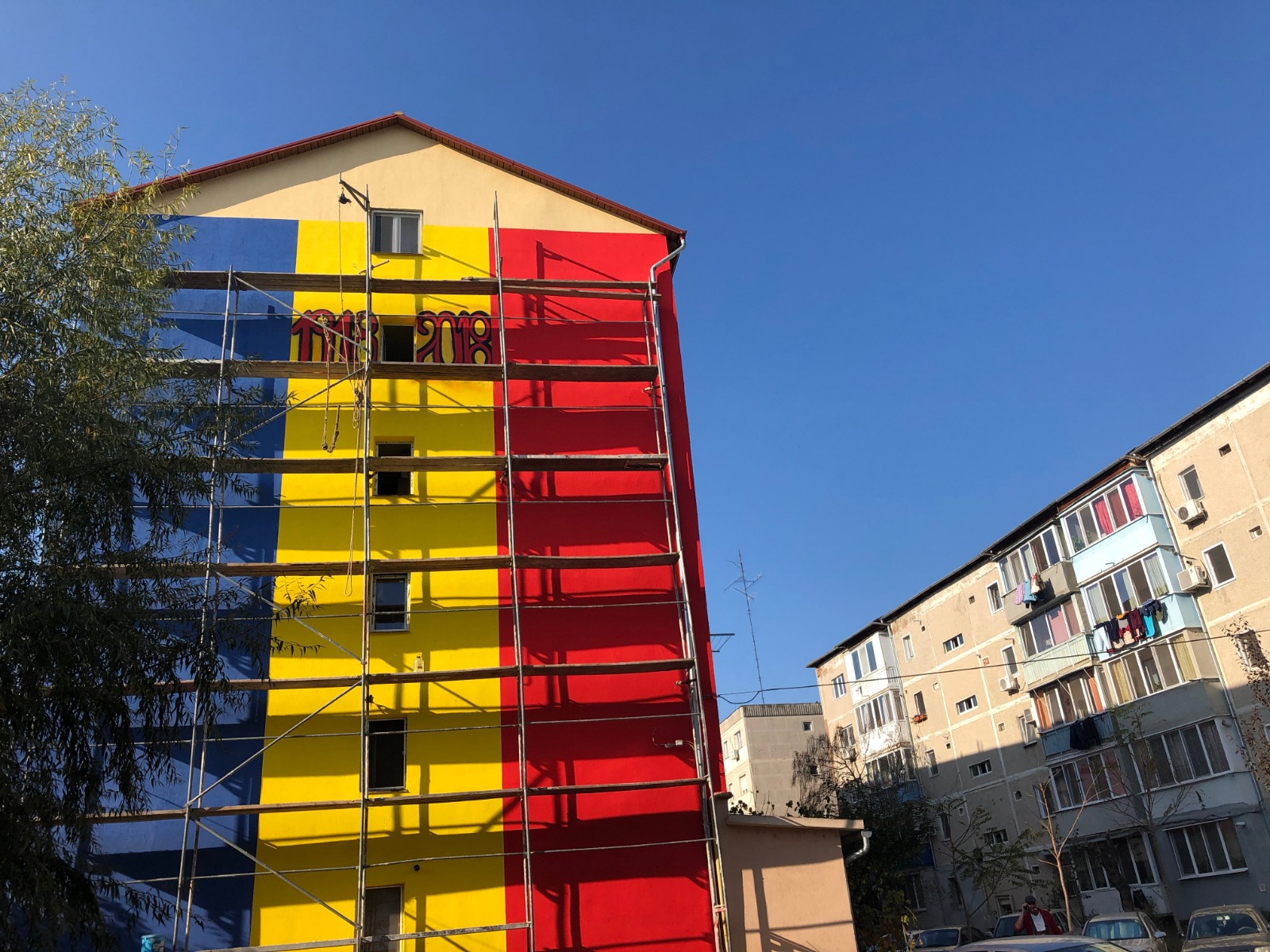 FOTO/ Gest de Centenar: Un bloc din Timișoara a fost vopsit în culorile drapelului României