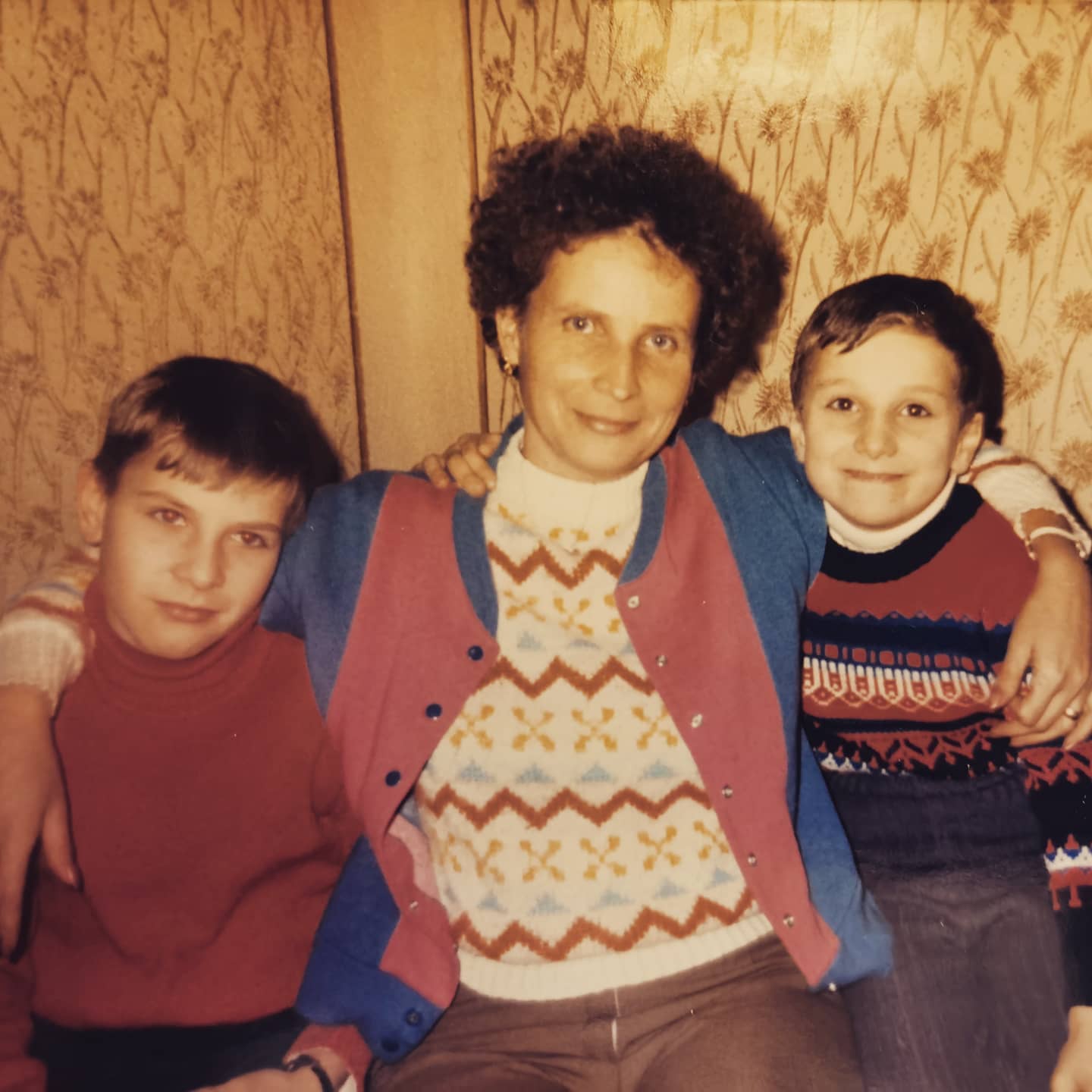 Imagine rară cu Dani Oțil, fratele lui și mama lor. „De câte mai ai timp?”