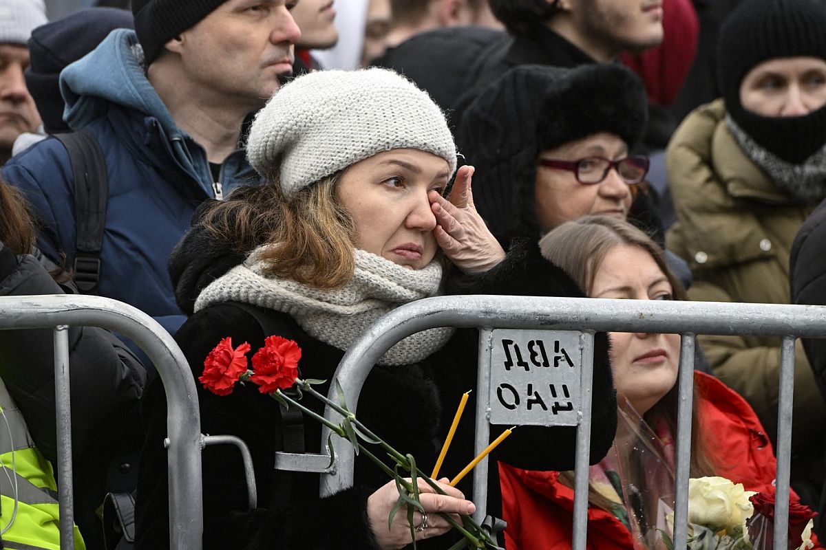 Înmormântarea lui Navalnîi: Mii de ruși au stat la coadă pentru un omagiu la mormântul opozantului. Oamenii au scandat „Rusia va fi liberă”. Peste 120 de persoane reținute
