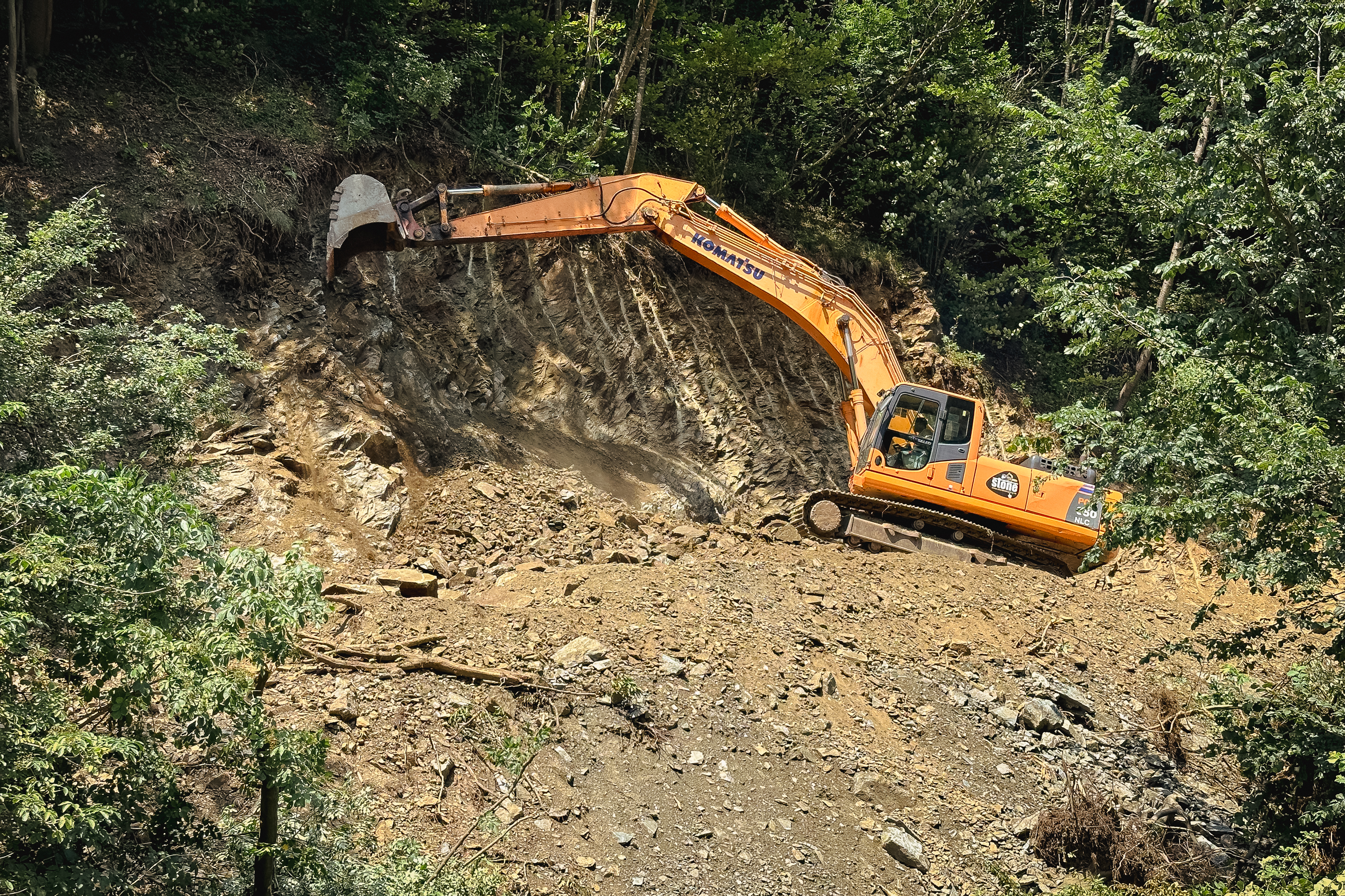 REPORTAJ Valea Oltului - viața după barieră. În lipsa traficului, natura își revine și nu prea, iar ministrul Grindeanu supraveghează cu drona progresul lucrărilor