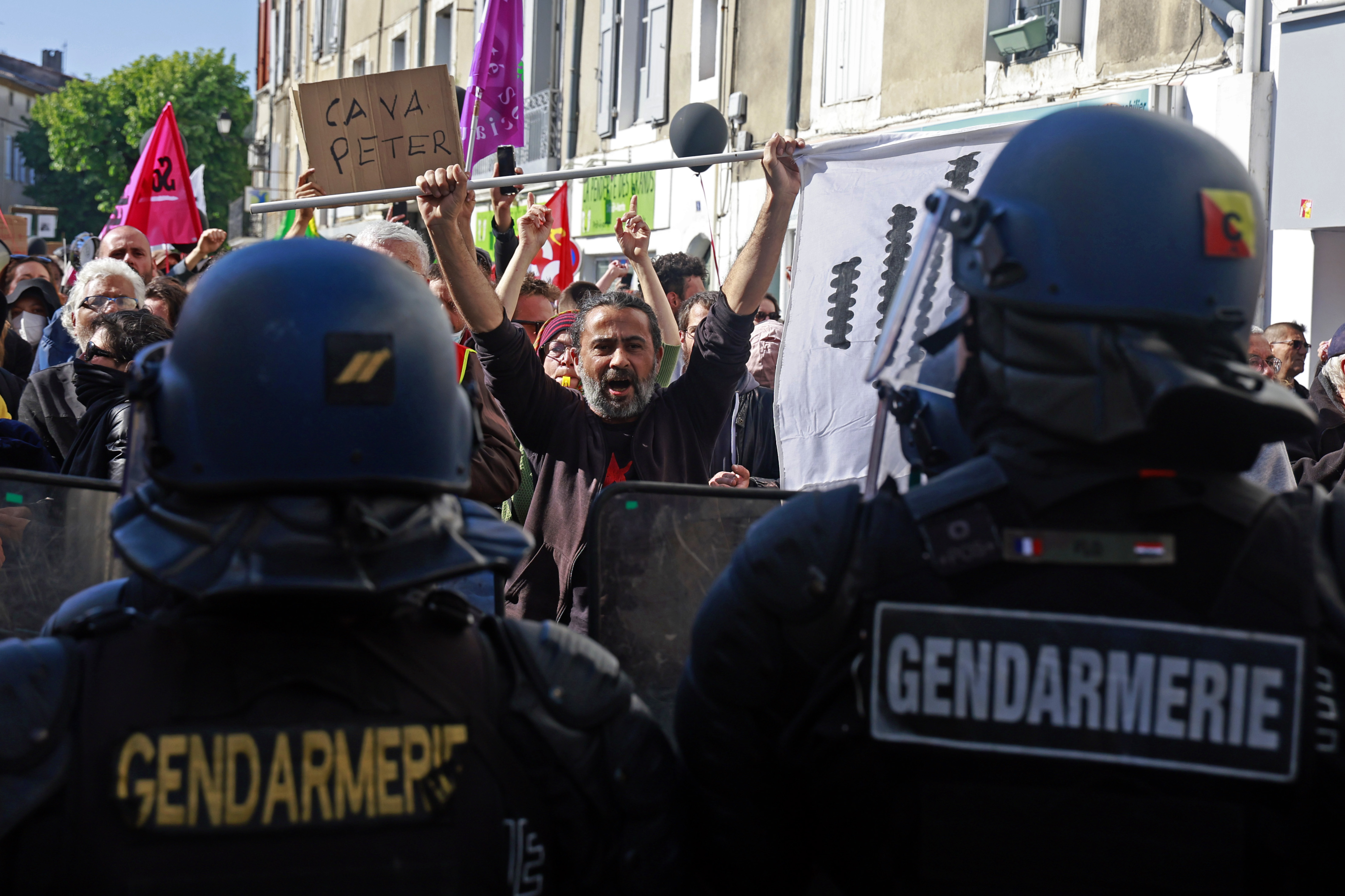O nouă zi de proteste față de legea pensiilor în Franța. Vizita lui Macron în teritoriu, întâmpinată cu manifestații și huiduieli
