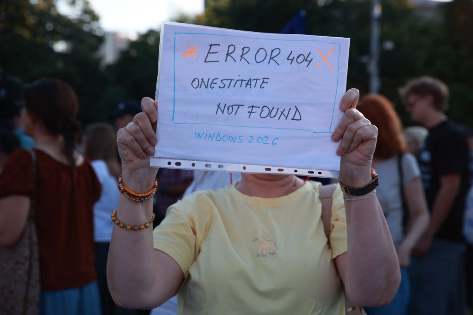 Protest în Piața Victoriei: Sute de oameni manifestă sub sloganul „România e sub asediu”. Ce cer organizatorii și ce mesaj are Jandarmeria
