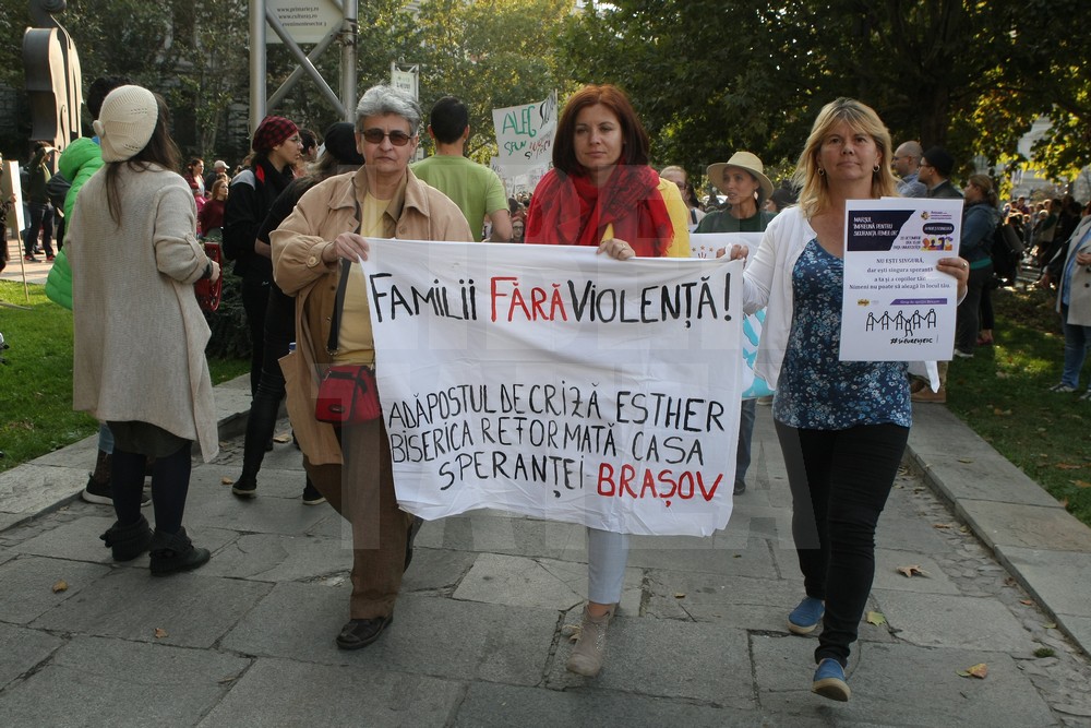 GALERIE FOTO/ Marş împotriva violenţei domestice, în Bucureşti: "Împreună pentru siguranţa femeilor"