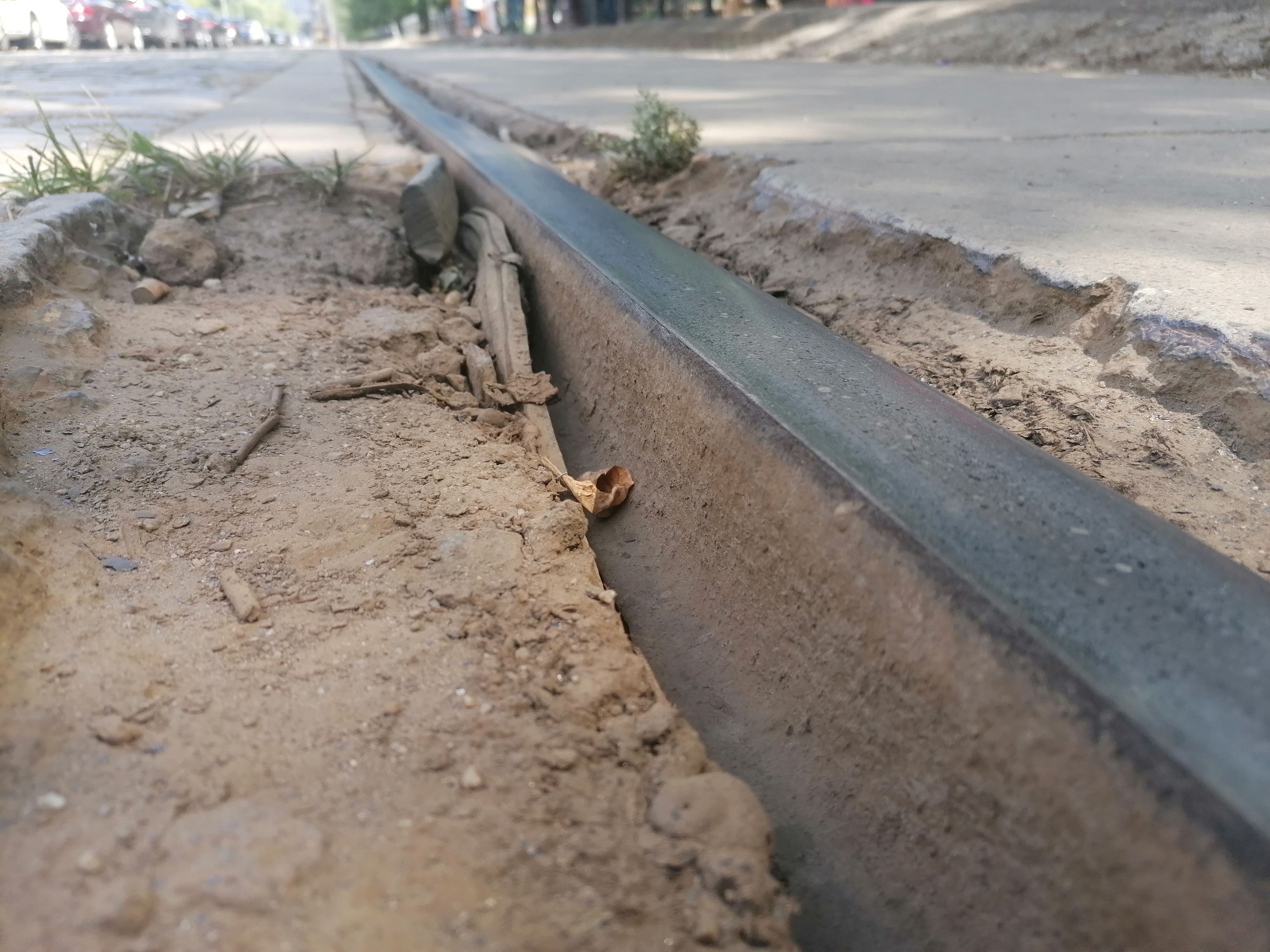 Gropi, șine rupte și segmente lipsă. Imagini cu liniile de tramvai care îi înspăimântă pe bucureștenii care vin la muncă în Pipera: „Mai bine cobor cu două stații înainte”
