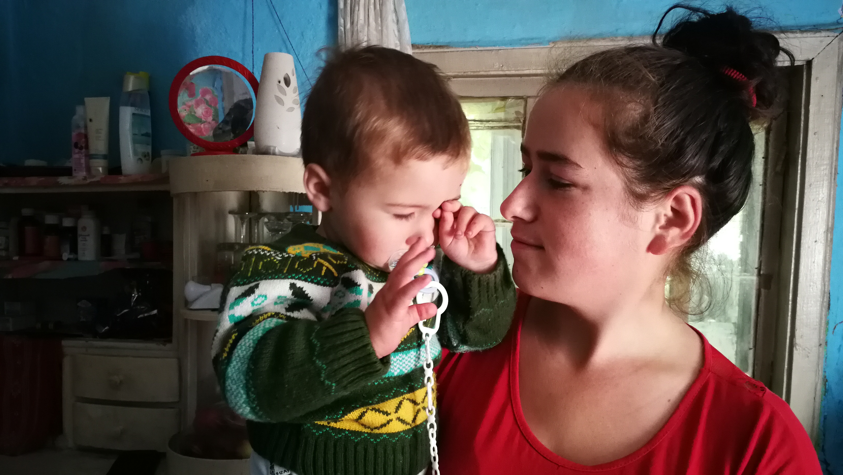 ROMÂNI AI NIMĂNUI. Copila-mamă și statul, tată vitreg. Ana-Maria își crește copilul cu 200 de lei, asistența socială a uitat de ei - VIDEO