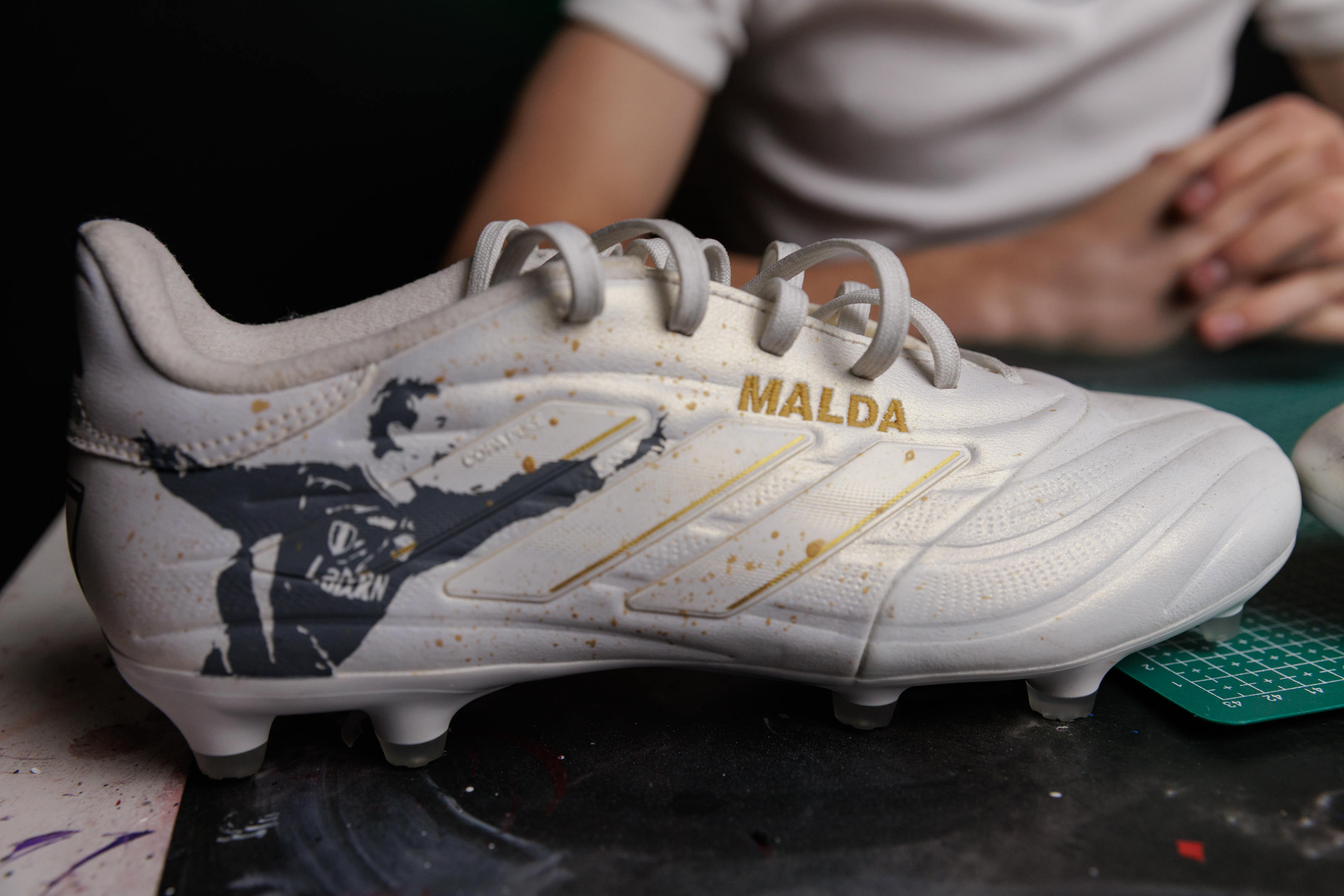 Dennis Măldărășanu face artă pe adidași: „Tata se uită la videoclipurile mele încontinuu”. Cât costă să-ți personalizezi o pereche de sneakerși