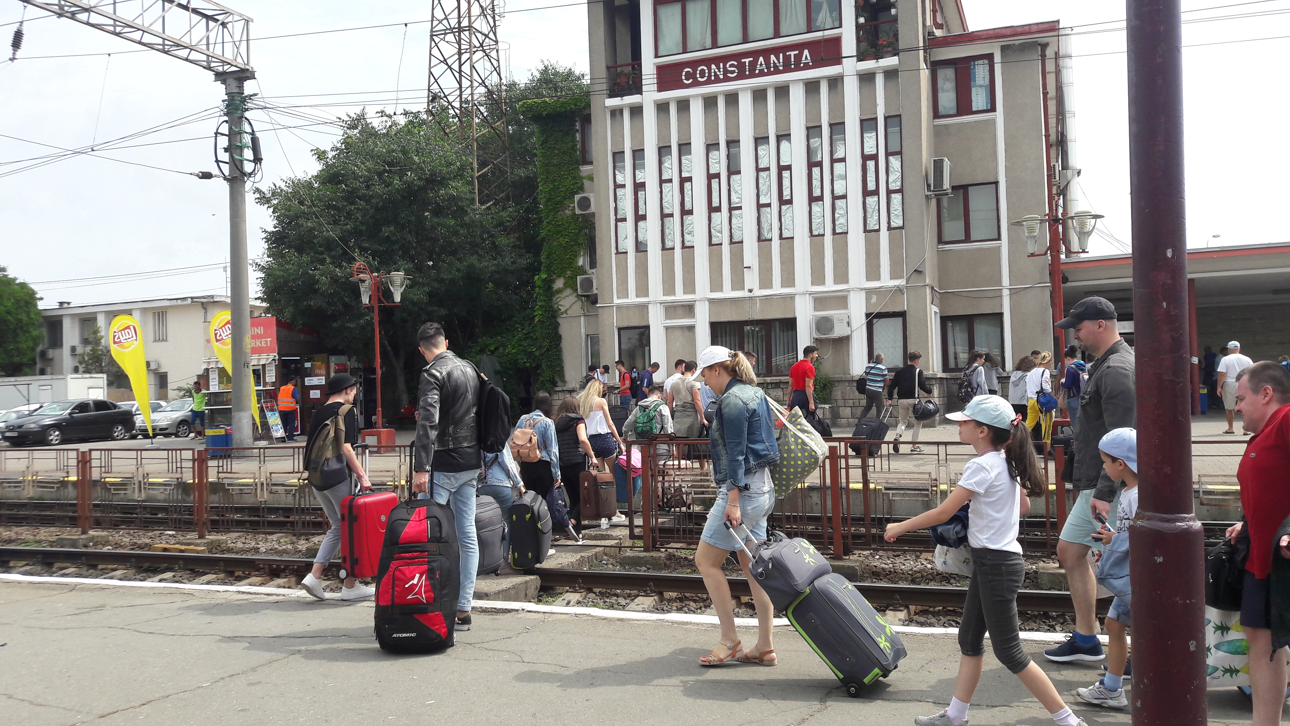 Aventura la Neversea 2018. În Gara Constanța turiștii sunt întâmpinați de taximetriștii puși pe jecmăneală și de șuții ”cu mâini agere”