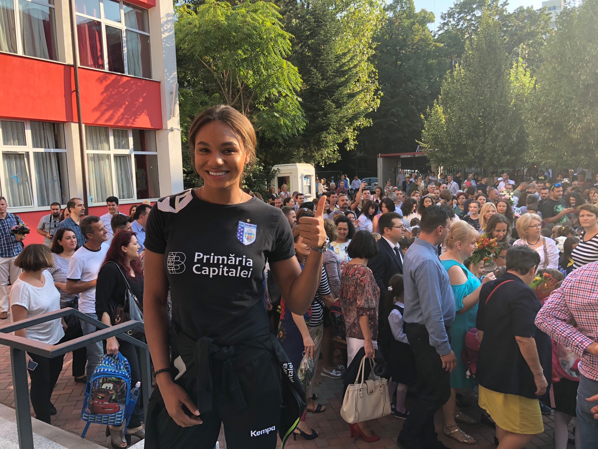 Sportivii de la CSM București au deschis anul școlar. Cristina Neagu, asaltată de copii și de părinți pentru autografe / FOTO