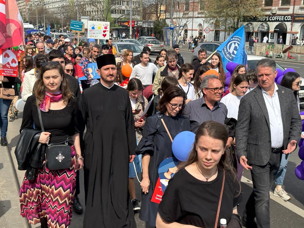 Sute de persoane care se opun avortului au ieșit în stradă, în mai multe orașe din țară. „Cândva, va deveni de negândit”