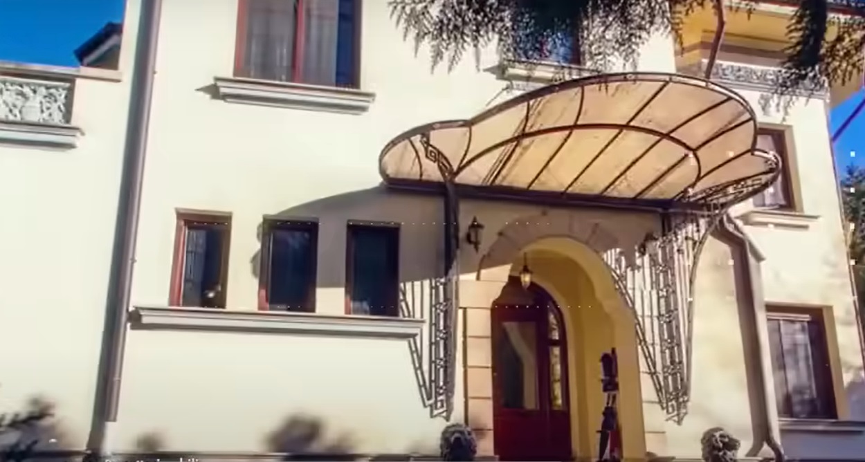 Restaurantul din curtea casei lui Silviu Prigoană. Omul de afaceri l-a făcut special pentru copiii lui și doar familia are acces acolo